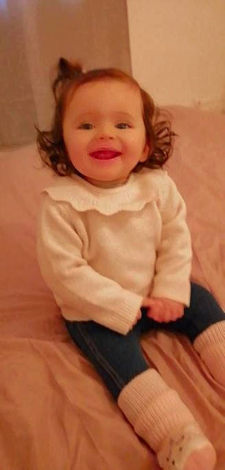 Jana a rejoint le concours — aidez-le/la à gagner de superbes lots ! baby_toddler_clothing, cheek, chin, eye, eyebrow, face, floor, gesture, hair, happy, head, iris, joy, lip, nose, organ, person, pink, skin, sleeve