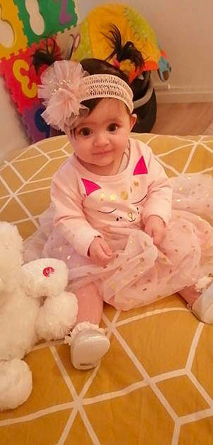 Jana a rejoint le concours — aidez-le/la à gagner de superbes lots ! baby, baby_toddler_clothing, cap, cheek, child, embellishment, face, fashion_accessory, hair_accessory, happy, head, headband, headpiece, headwear, peach, person, pink, skin, sleeve, smile