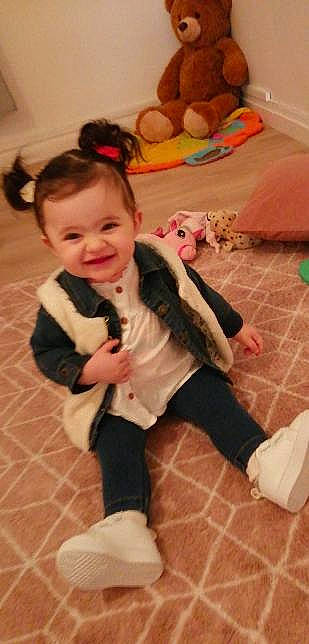 Jana participe au concours pour gagner de l'argent avec cette photo : baby, baby_toddler_clothing, child, fawn, floor, flooring, fun, fur, happy, joy, person, pink, room, sitting, skin, sleeve, smile, sock, stuffed_toy, textile