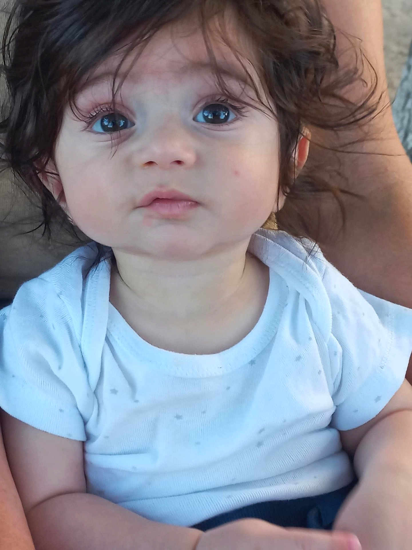 Arthur a rejoint le concours — aidez-le/la à gagner de superbes lots ! toddler, child, baby, portrait, closeup, face, eyes, hair, white_shirt, curious, sitting, person, skin, arm, casual, indoor, expression, young, cute, infant