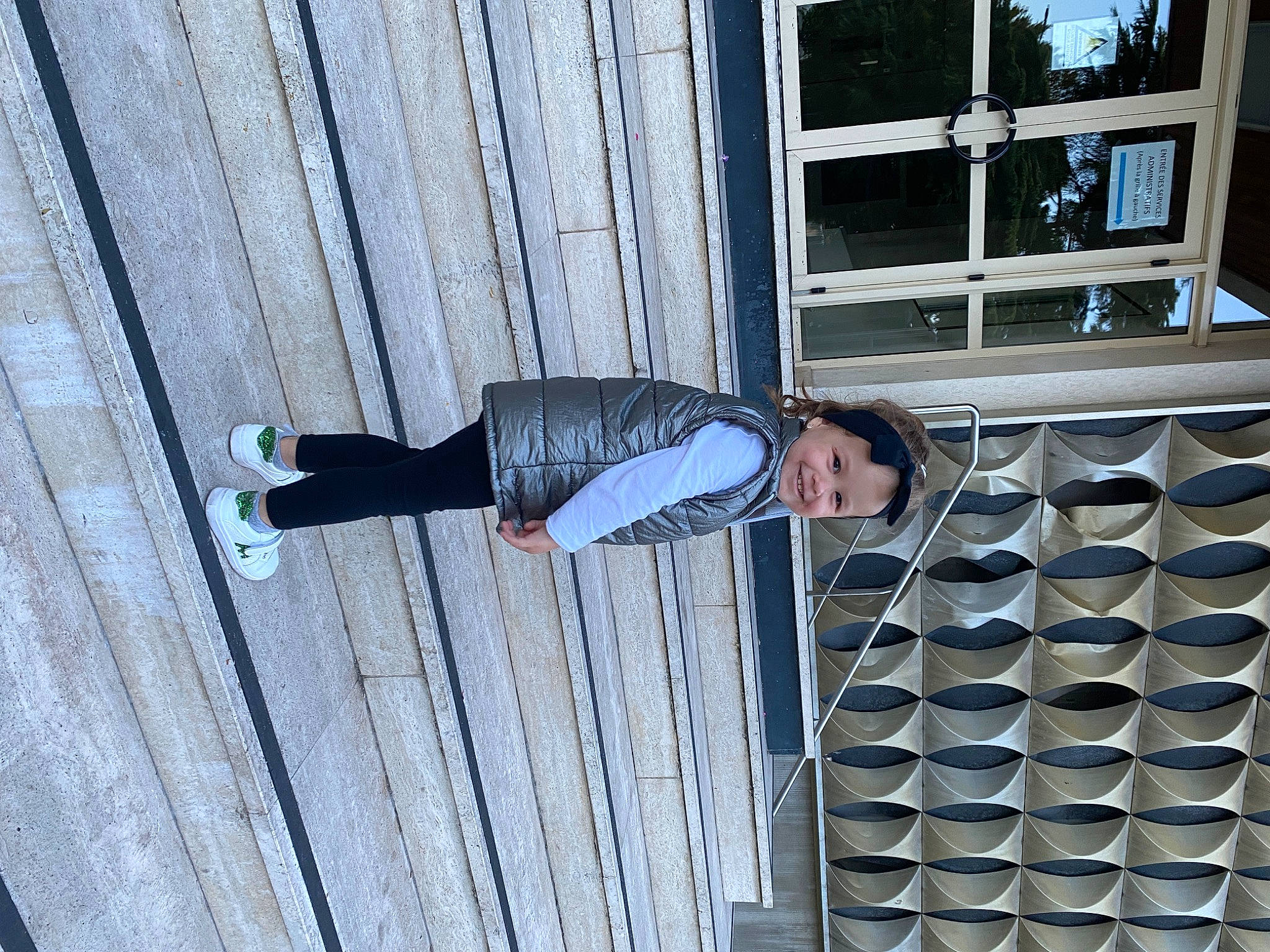 Danaila participe au concours pour gagner de l'argent avec cette photo : composite_material, daylighting, denim, dress_shirt, electric_blue, engineering, facade, grille, headwear, joy, mesh, metal, outdoor_shoe, pattern, person, steel, symmetry, walking_shoe, wood