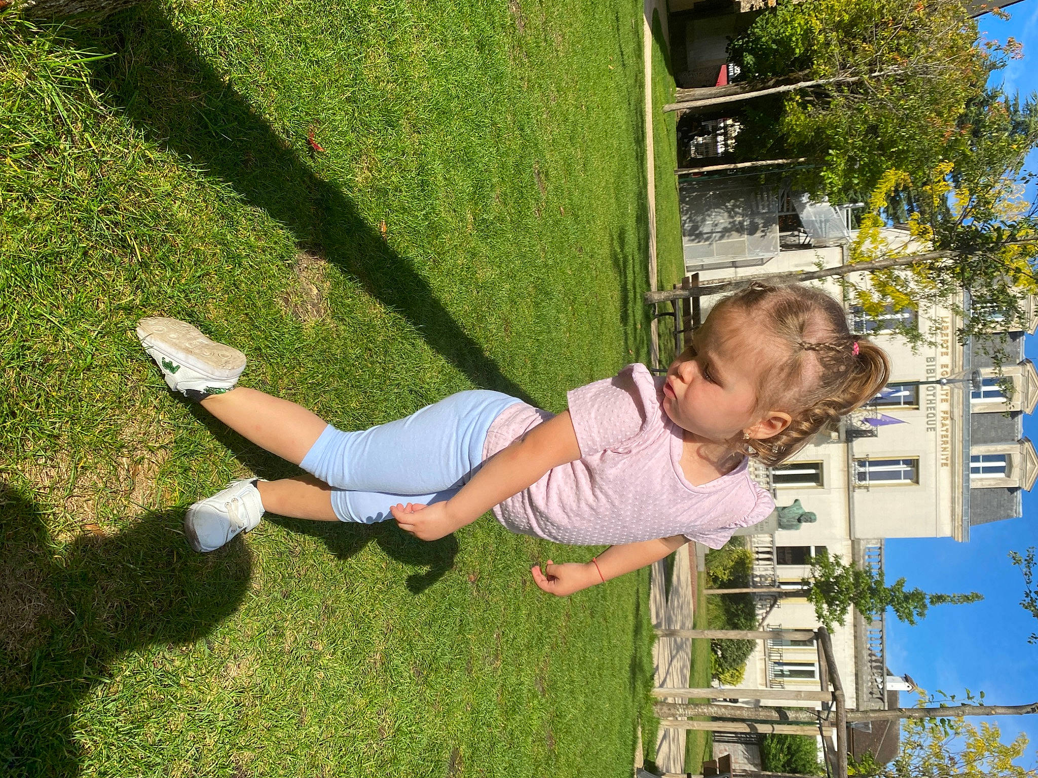 Danaila participe au concours pour gagner de l'argent avec cette photo : baby, child, city, fun, grass, grass_family, grassland, green, happy, human_leg, leisure, people_in_nature, person, plant, play, recreation, shorts, sitting, toddler, tree