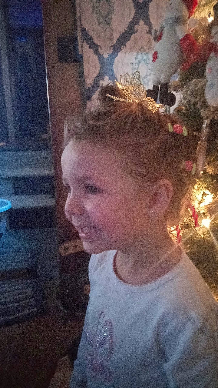 Sophia is registered to the contest to win money with this photo: blond, brown_hair, child, chin, cool, ear, event, eye, fashion_accessory, forehead, fun, happy, headband, headpiece, iris, joy, long_hair, neck, ornament, person