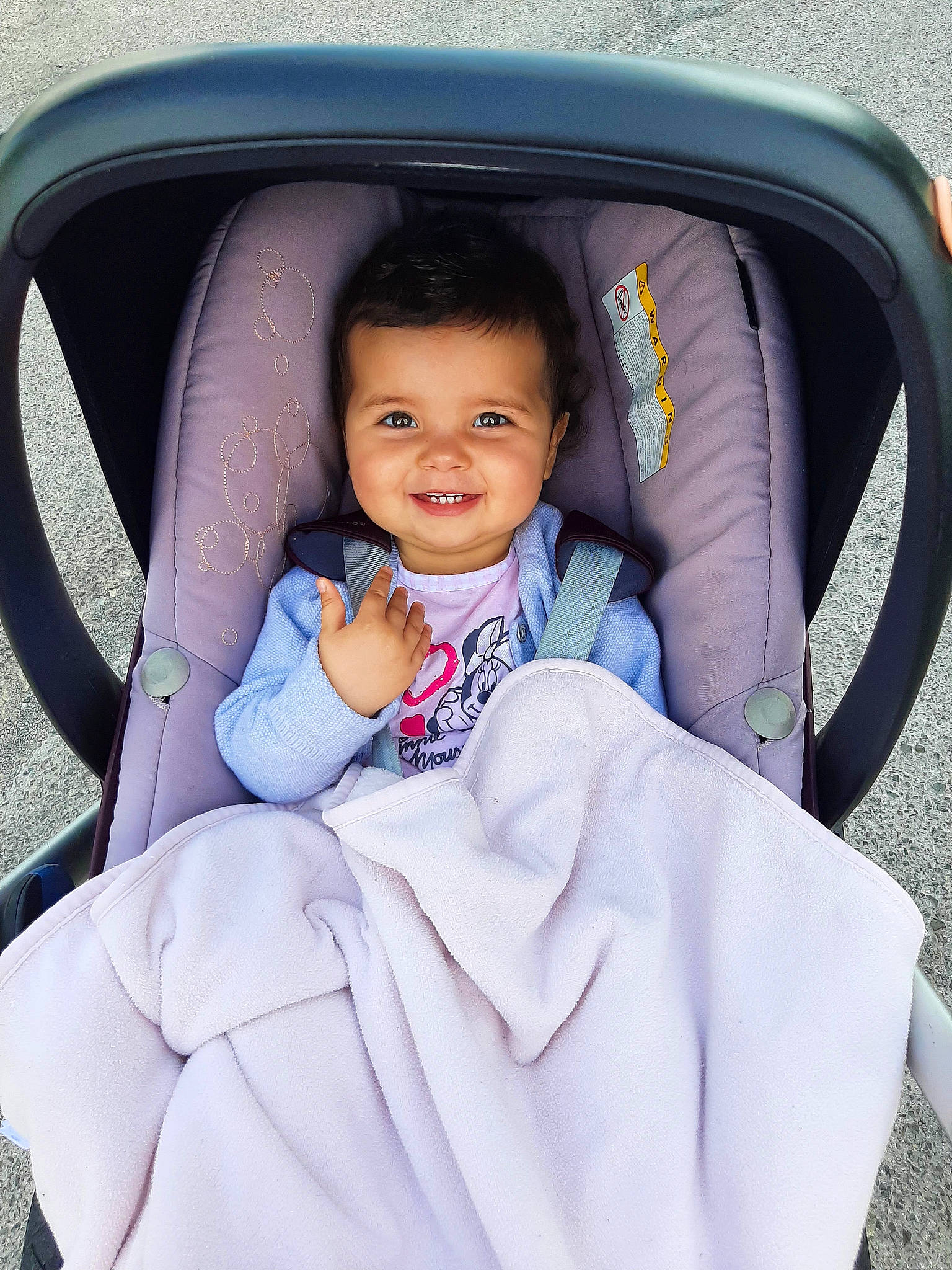 Soukayna participe au concours pour gagner de l'argent avec cette photo : automotive_design, automotive_exterior, car, car_seat, car_seat_cover, comfort, face, hair, hairstyle, head, head_restraint, joy, mode_of_transport, motor_vehicle, outerwear, person, plant, smile, steering_part, toddler