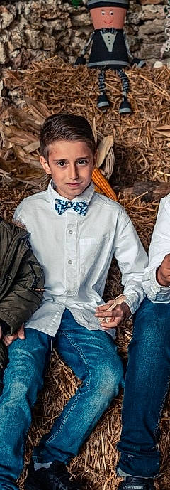 Enzo participe au concours pour gagner de l'argent avec cette photo : bow_tie, button, child, clothing, collar, cool, denim, dress_shirt, electric_blue, fashion_design, formal_wear, hairstyle, happy, jewellery, neck, person, sitting, sleeve, textile, uniform