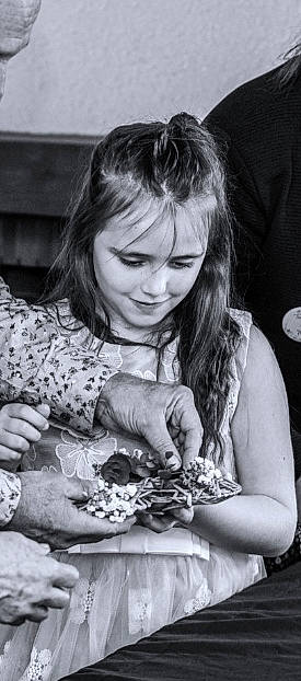 Lanah a rejoint le concours — aidez-le/la à gagner de superbes lots ! beauty, black_and_white, child, flash_photography, floral_design, fun, gesture, grass, happy, human, jewellery, monochrome, monochrome_photography, nail, pattern, person, plant, portrait_photography, sitting, smile