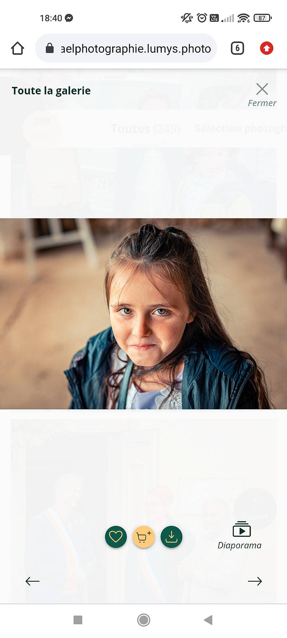 Lanah a rejoint le concours — aidez-le/la à gagner de superbes lots ! brand, child, electric_blue, fashion_accessory, flash_photography, font, fun, fur, happy, leisure, logo, person, photo_caption, portrait, portrait_photography, selfie, sitting, sleeve, stock_photography