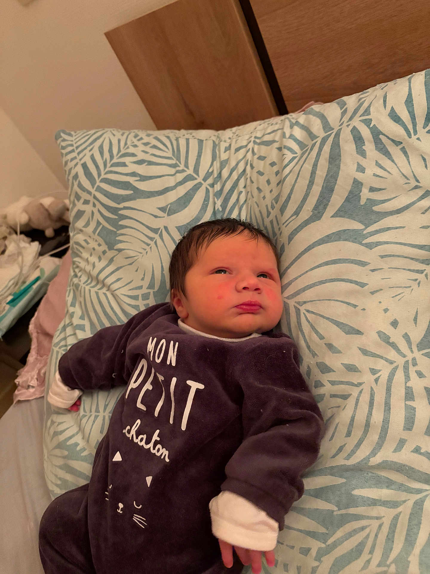 Léonel a rejoint le concours — aidez-le/la à gagner de superbes lots ! baby, infant, onesie, pillow, bed, indoor, face, hand, clothing, sleepwear, person, newborn, cute, expression, portrait, resting, soft, pattern, head, young_child