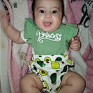 Almase a rejoint le concours — aidez-le/la à gagner de superbes lots ! baby, child, infant, smiling, happy, green_clothing, avocado_pattern, blanket, pink_blanket, white_blanket, pigtails, cute, cute_baby, lying_down, indoors, pacifier_clip, small_hands, small_feet, person, portrait