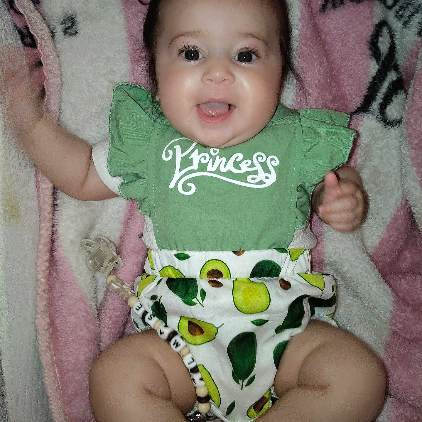 Almase a rejoint le concours — aidez-le/la à gagner de superbes lots ! avocado_pattern, baby, blanket, child, cute, cute_baby, green_clothing, happy, indoors, infant, lying_down, pacifier_clip, person, pigtails, pink_blanket, portrait, small_feet, small_hands, smiling, white_blanket