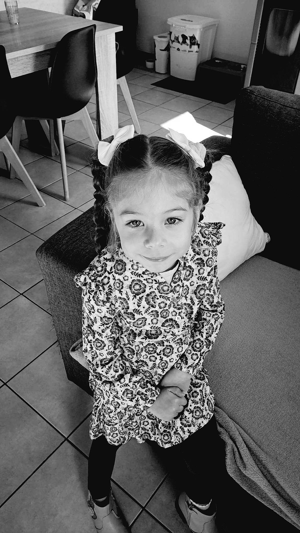 Liah a rejoint le concours — aidez-le/la à gagner de superbes lots ! arm, black, black_and_white, black_hair, chair, flash_photography, fun, furniture, happy, leg, monochrome, monochrome_photography, person, photograph, shoulder, smile, snapshot, standing, style, toddler