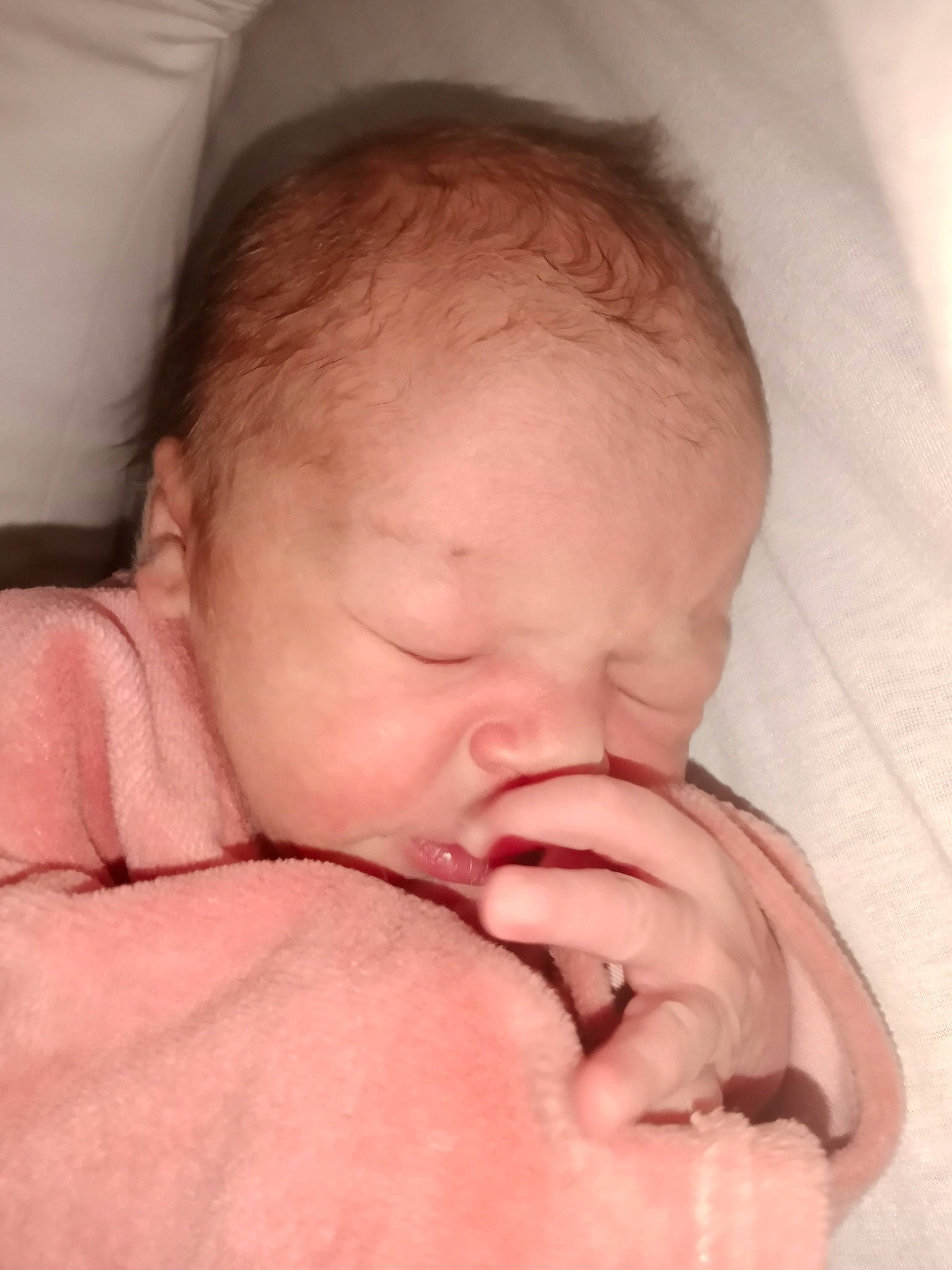 Inaya participe au concours pour gagner de l'argent avec cette photo : baby, bedtime, cheek, child, comfort, ear, eye, eyelash, finger, flesh, gesture, happy, human_body, iris, lip, nail, nose, person, skin, thumb