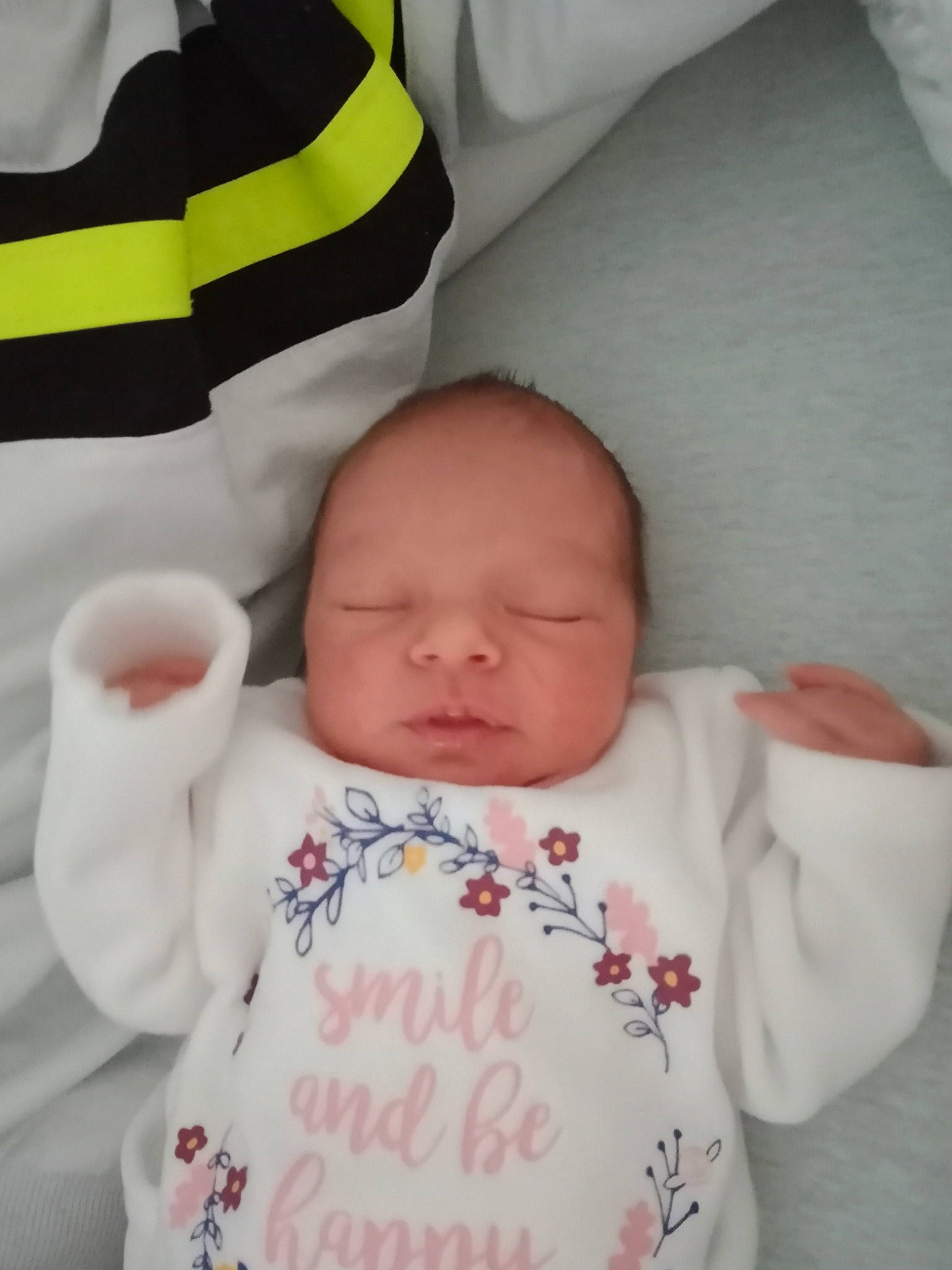 Inaya a rejoint le concours — aidez-le/la à gagner de superbes lots ! baby, baby_sleeping, baby_toddler_clothing, cheek, child, comfort, cool, facial_expression, finger, happy, neck, outerwear, person, pink, product, skin, sleeve, t_shirt, textile, toddler