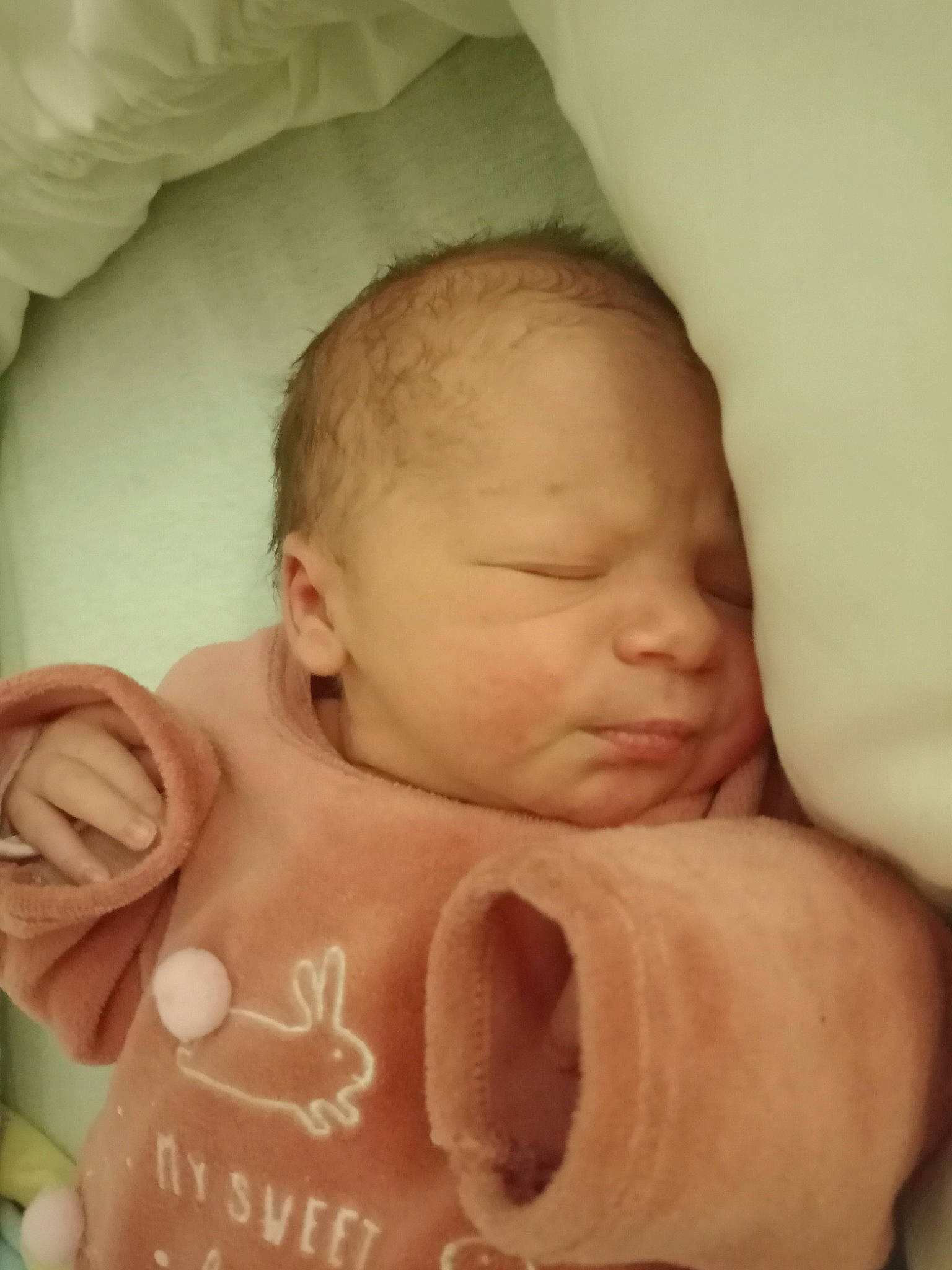 Inaya a rejoint le concours — aidez-le/la à gagner de superbes lots ! baby, baby_sleeping, cheek, chin, comfort, ear, finger, gesture, hand, happy, head, human_body, lip, mouth, muscle, neck, nose, person, pink, skin