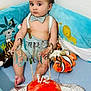 Viaansh a rejoint le concours — aidez-le/la à gagner de superbes lots ! baby, child, birthday, cake, bow_tie, suspenders, plush_toys, stuffed_animals, celebration, happy_birthday_sign, half_birthday, indoor, cushion, blue_background, person, cute, sitting, decor, party, infant