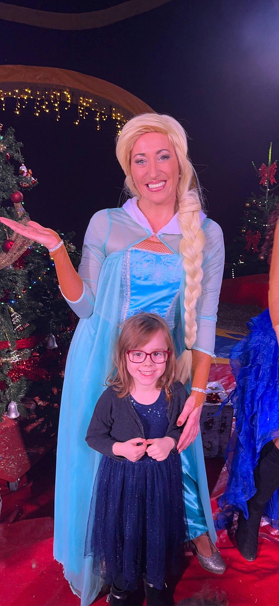 Camëlia a rejoint le concours — aidez-le/la à gagner de superbes lots ! blue, dress, electric_blue, entertainment, event, facial_expression, fashion, fashion_design, formal_wear, fun, gown, hairstyle, happy, jewellery, joy, necklace, person, pink, purple, smile