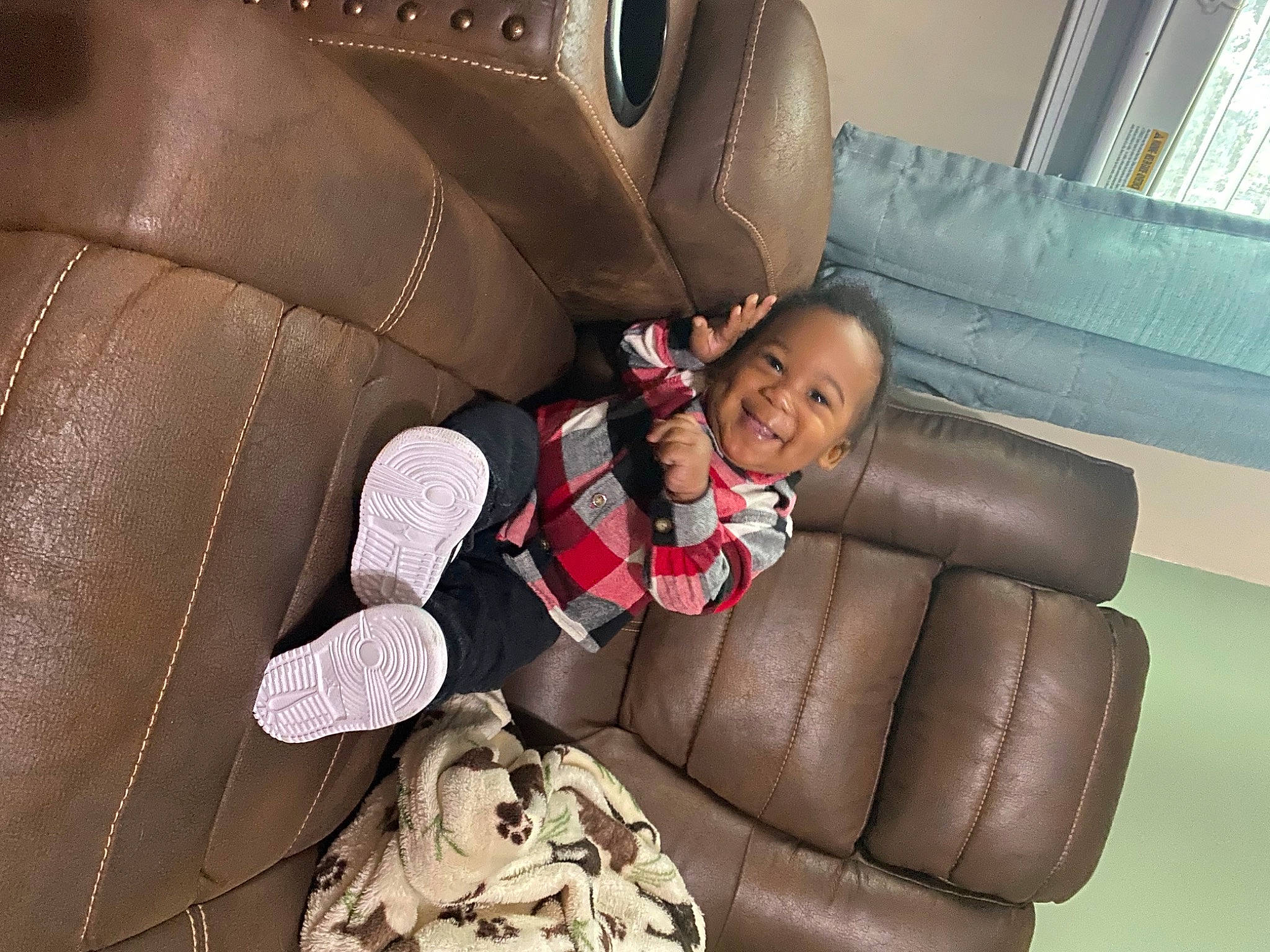 Karsyn is registered to the contest to win money with this photo: auto_part, automotive_design, car_seat, car_seat_cover, comfort, family_car, head_restraint, joy, luxury_vehicle, mode_of_transport, motor_vehicle, person, personal_luxury_car, plant, seat_belt, smile, steering_part, steering_wheel, toddler, vehicle