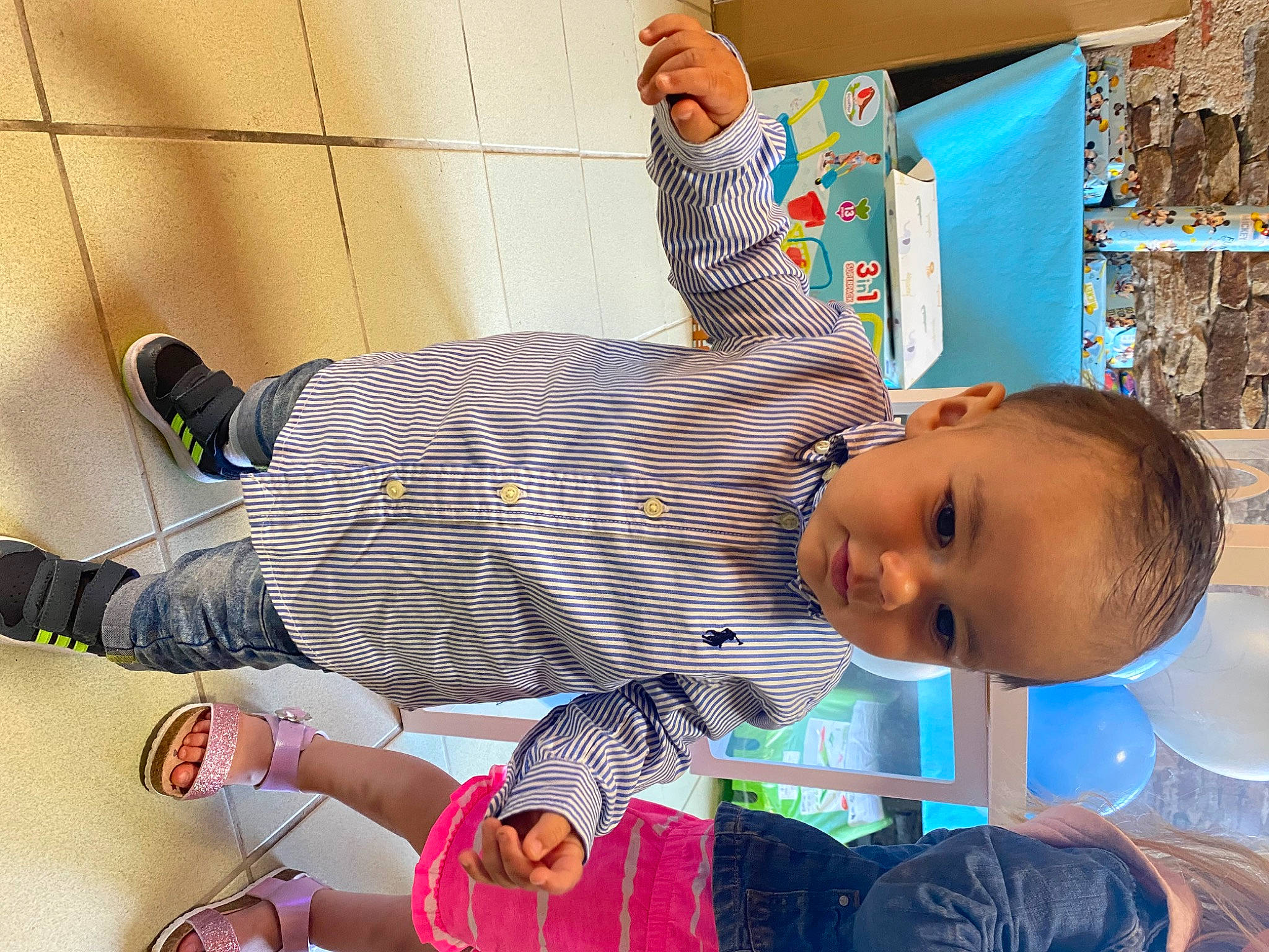 Sandro participe au concours pour gagner de l'argent avec cette photo : baby, baby_toddler_clothing, child, flooring, foot, fun, happy, human_leg, kindergarten, knee, leisure, pattern, person, play, room, sandal, shelf, sitting, sock, thigh