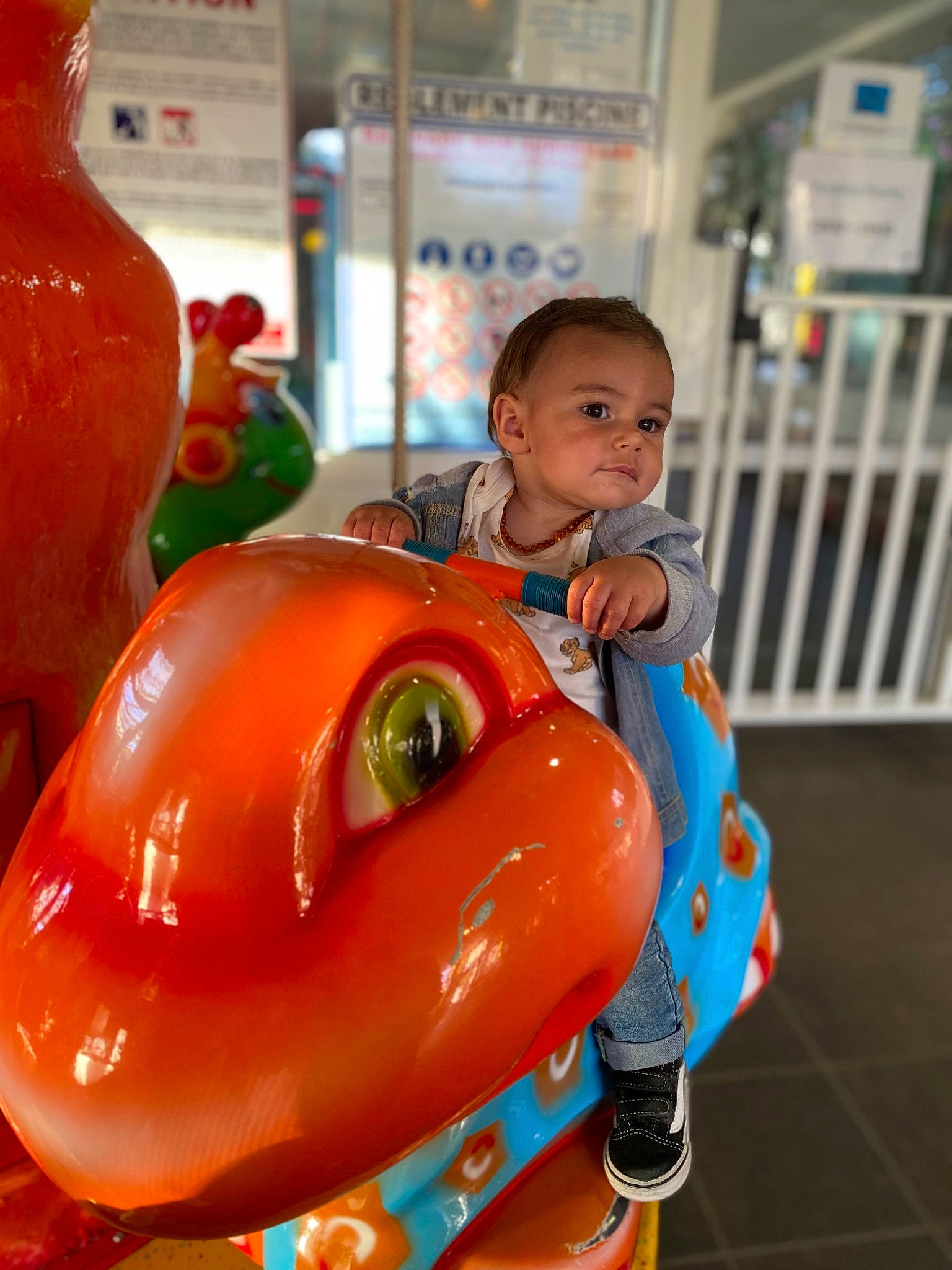 Sandro a rejoint le concours — aidez-le/la à gagner de superbes lots ! amusement_ride, baby, baby_playing_with_toys, baby_products, child, fun, happy, leisure, nonbuilding_structure, orange, organ, people, person, personal_protective_equipment, plastic, playground, recreation, riding_toy, toddler, toy