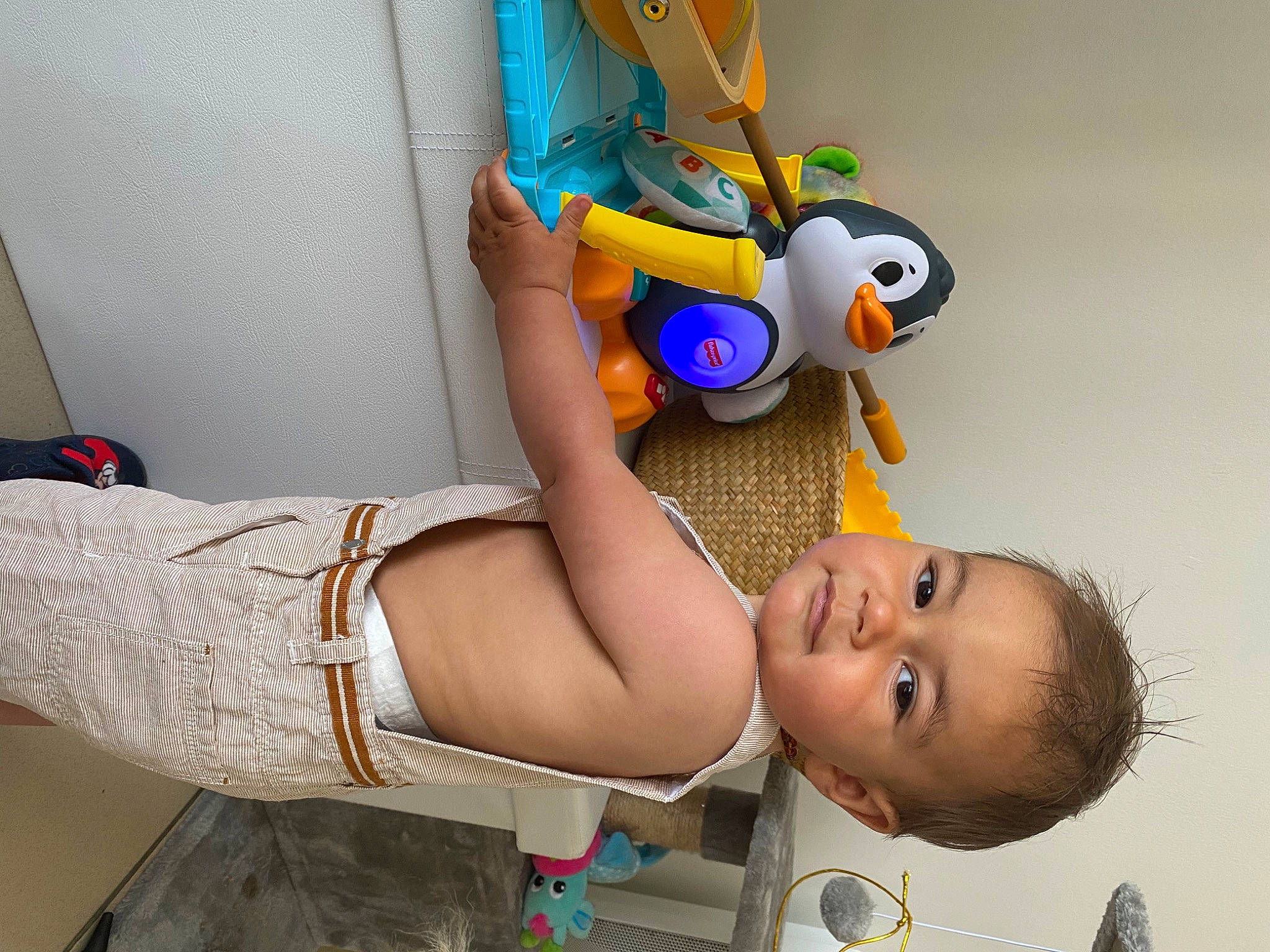 Sandro participe au concours pour gagner de l'argent avec cette photo : arm, baby, baby_products, child, fun, happy, human_leg, joint, knee, leg, leisure, person, photograph, plush, sandal, stuffed_toy, textile, thigh, toddler, toy