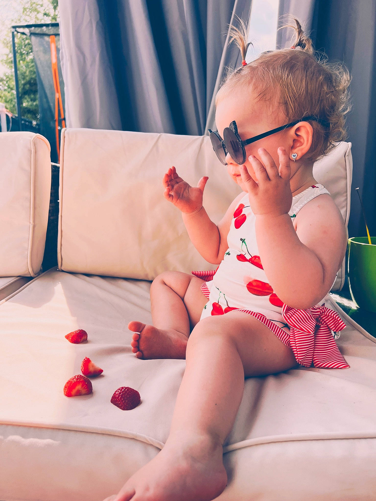 Lara is registered to the contest to win money with this photo: arm, baby, baby_toddler_clothing, comfort, facial_expression, finger, glasses, hand, human_body, joint, knee, leg, mouth, person, pink, shoulder, skin, sunglasses, textile, thigh