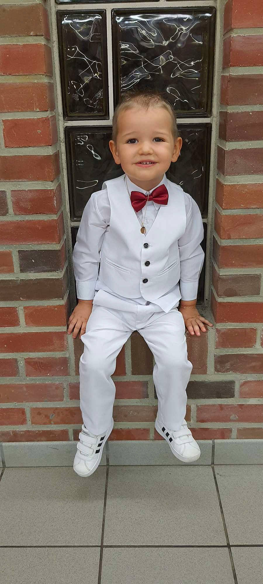 Matthew a rejoint le concours — aidez-le/la à gagner de superbes lots ! baby_toddler_clothing, blazer, bow_tie, brick, brickwork, button, collar, cool, denim, dress_shirt, eye, face, formal_wear, happy, head, joy, person, sleeve, smile, suit