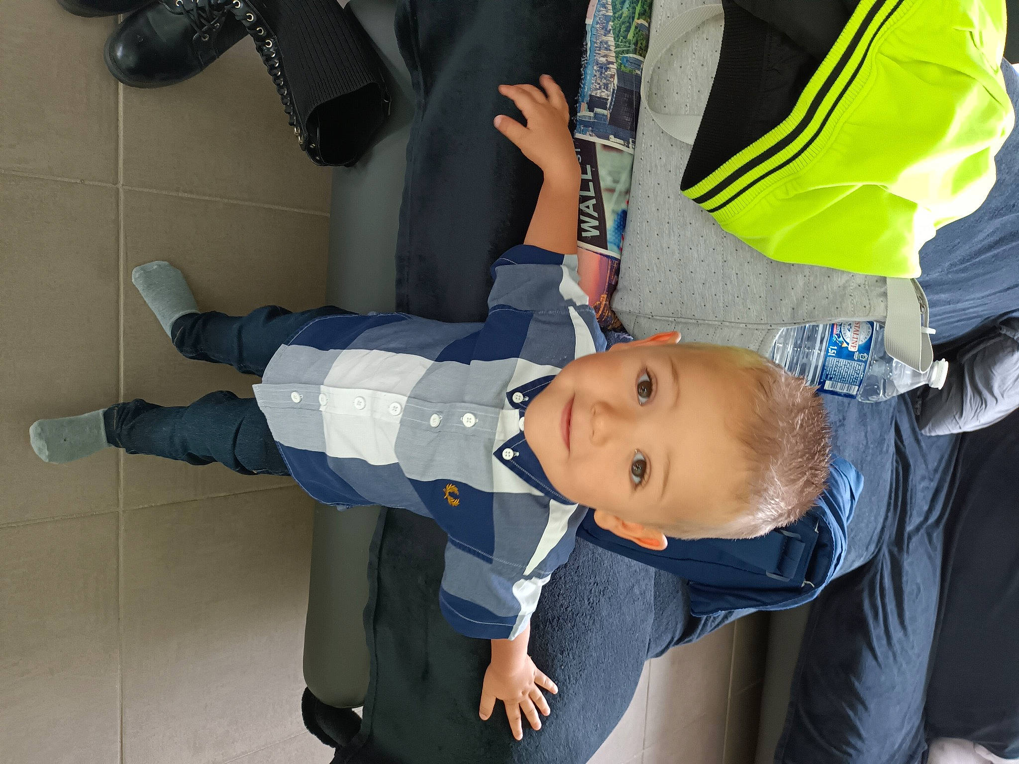 Matthew a rejoint le concours — aidez-le/la à gagner de superbes lots ! baby, baby_products, baby_toddler_clothing, bag, child, comfort, electric_blue, fun, glove, knee, lap, person, personal_protective_equipment, sitting, sleeve, thumb, toddler