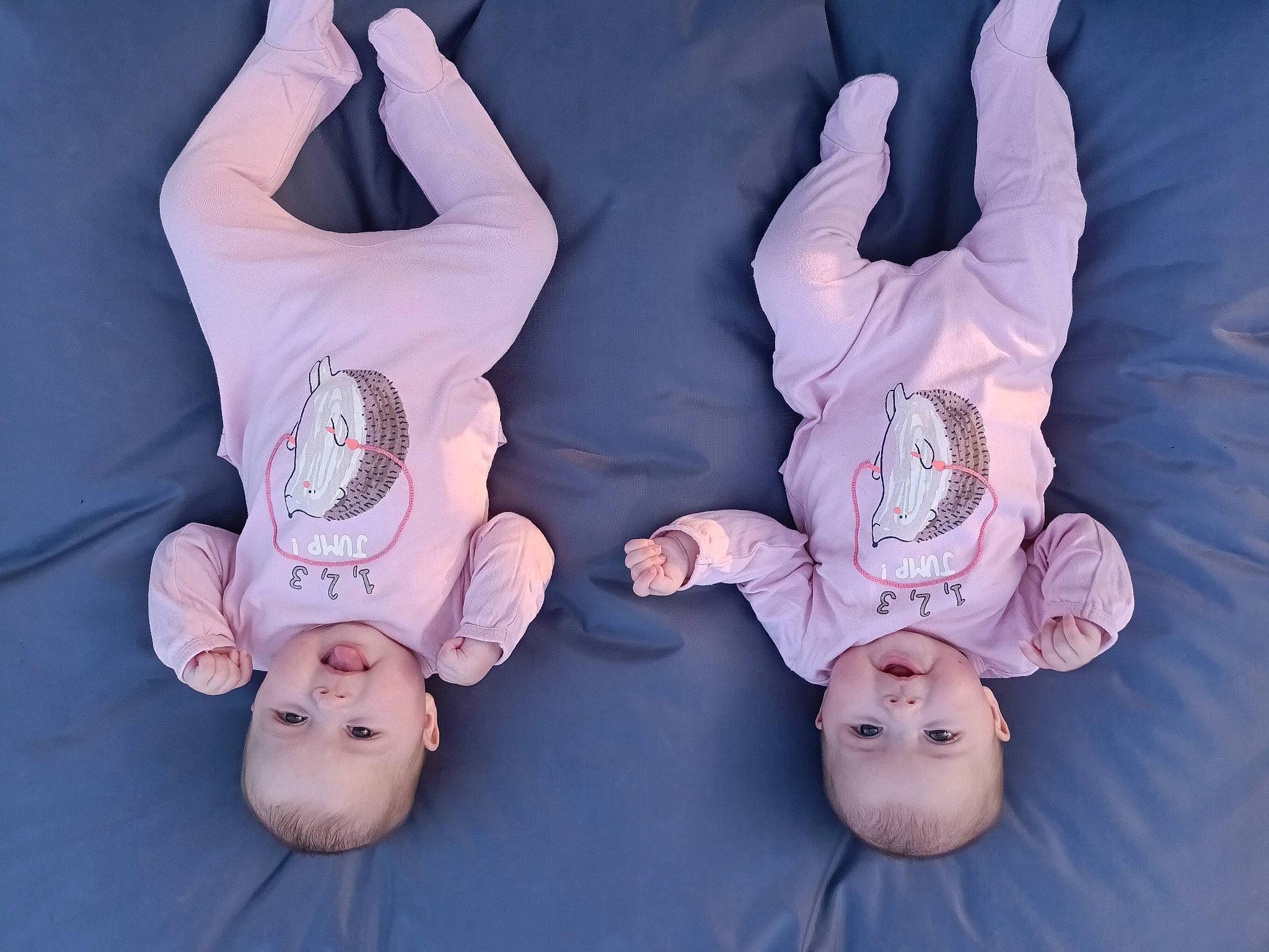 Alix Et Alixia a rejoint le concours — aidez-le/la à gagner de superbes lots ! baby_toddler_clothing, barefoot, comfort, eye, finger, foot, gesture, green, hand, happy, human_body, leg, person, photograph, pink, skin, sleeve, smile, toddler, white