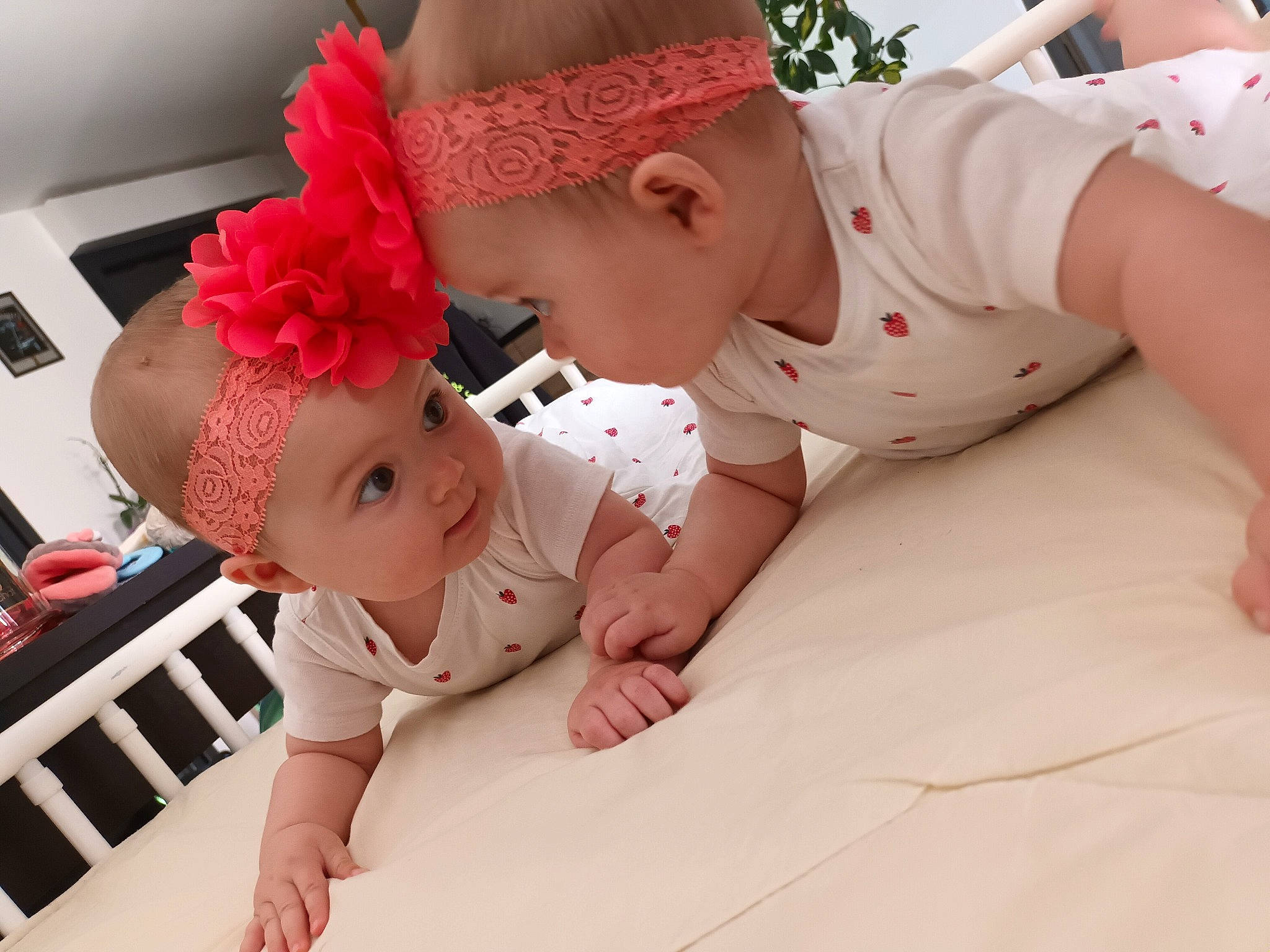 Alix Et Alixia participe au concours pour gagner de l'argent avec cette photo : arm, baby, baby_toddler_clothing, child, comfort, fashion_accessory, finger, flooring, fun, gesture, hairstyle, happy, hat, headband, headgear, headwear, jewellery, person, pink, skin