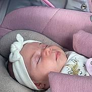 Léyana participe au concours pour gagner de l'argent avec cette photo : baby, sleeping, headband, bow, car_seat, pink, grey, soft_texture, clothing, infant, peaceful, cute, child, portrait, resting, closeup, indoors, comfort, newborn, face
