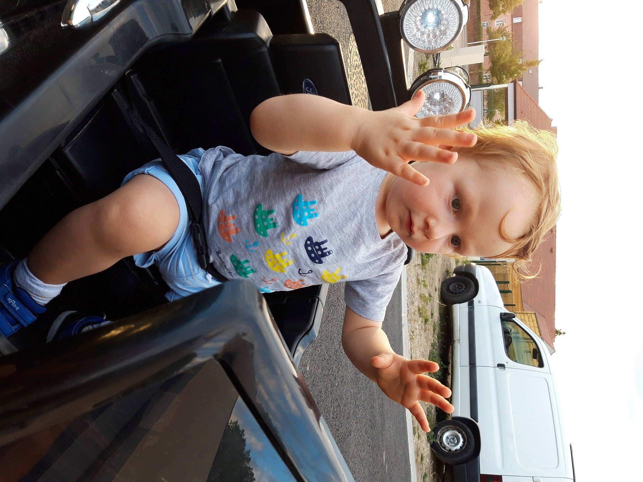 Gino a rejoint le concours — aidez-le/la à gagner de superbes lots ! arm, auto_part, automotive_exterior, car, chest, child, joint, leg, muscle, person, physical_fitness, product, recreation, shoulder