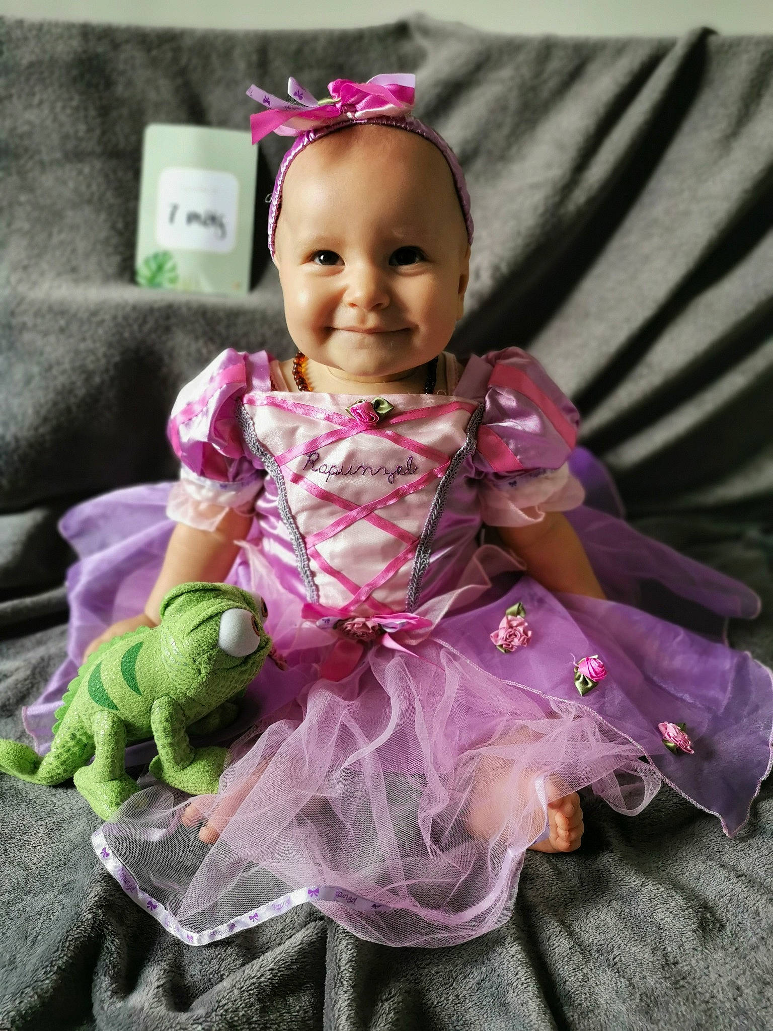 Shanys a rejoint le concours — aidez-le/la à gagner de superbes lots ! baby, baby_products, baby_toddler_clothing, child, dress, fashion_accessory, fun, happy, headband, jewellery, joy, magenta, person, pink, purple, skin, sleeve, smile, textile, toddler