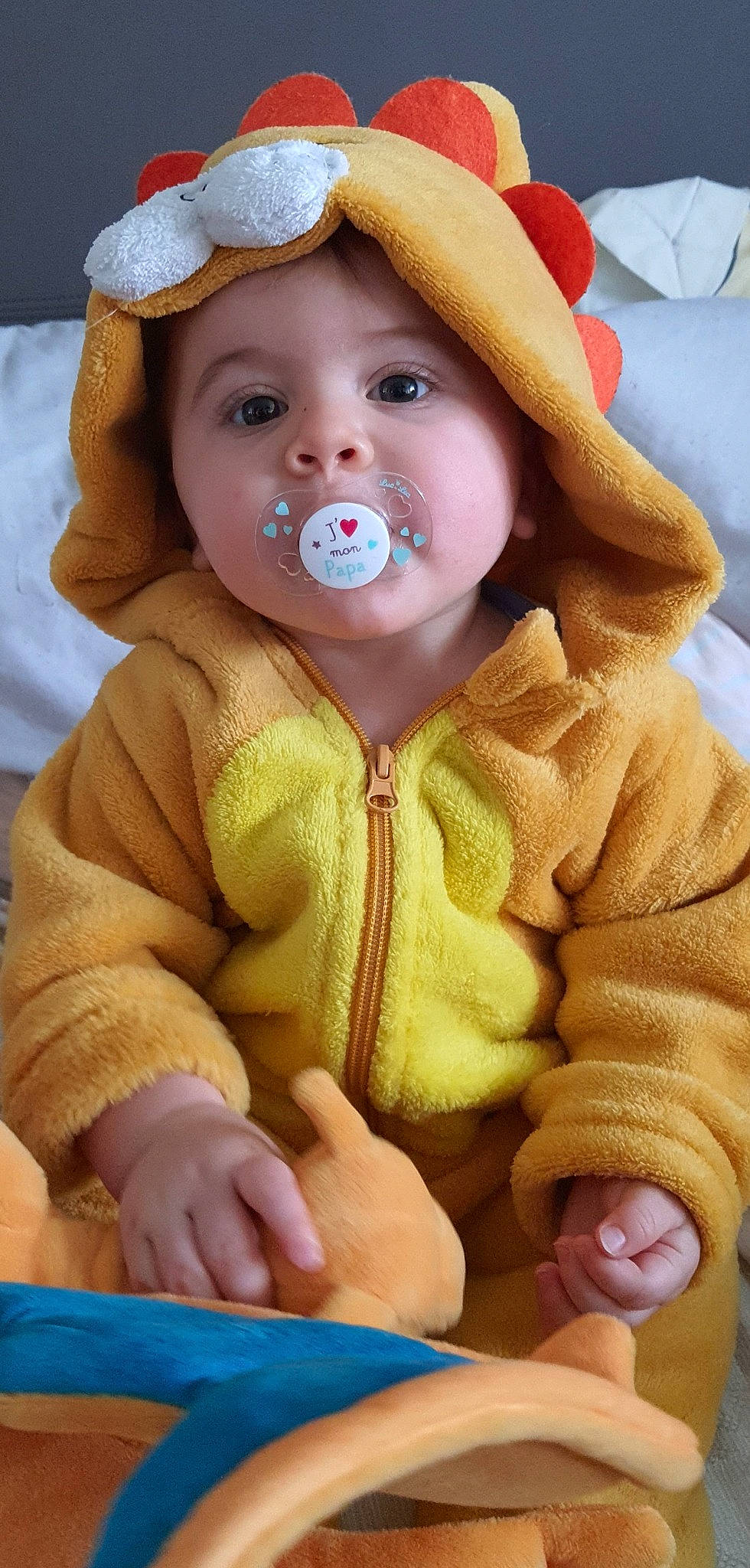 Jonas participe au concours pour gagner de l'argent avec cette photo : baby, baby_toddler_clothing, blue, cap, cheek, child, costume_hat, eyelash, face, happy, hat, headwear, jacket, lip, nose, outerwear, person, skin, sleeve, sun_hat