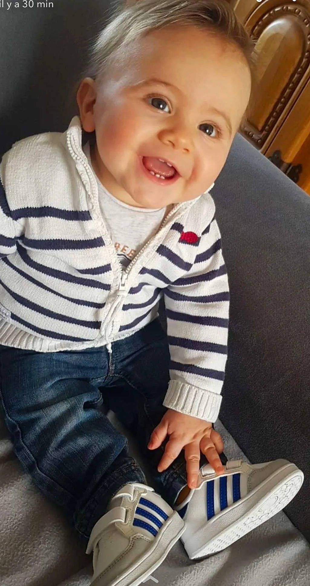 Jonas participe au concours pour gagner de l'argent avec cette photo : arm, black, blue, cheek, chin, clothing, comfort, eyebrow, hairstyle, hand, jeans, joy, leg, lip, mouth, nose, outerwear, person, product, skin