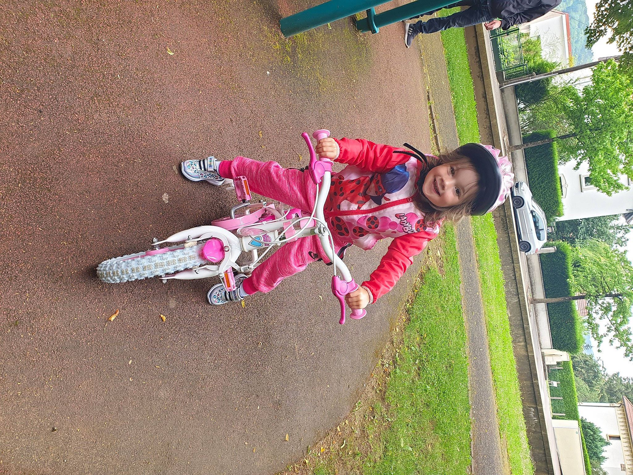 Brenda a rejoint le concours — aidez-le/la à gagner de superbes lots ! adaptation, child, fun, headwear, joy, leisure, person, pink, plant, play, smile, soil, tree