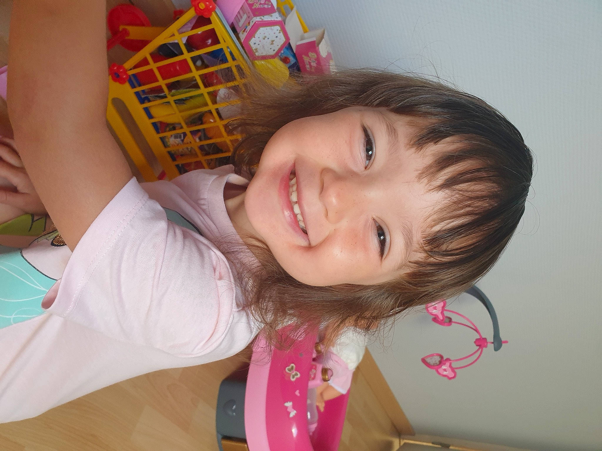 Brenda participe au concours pour gagner de l'argent avec cette photo : child, fun, joy, mouth, neck, person, pink, play, skin, throat, toddler, vacation