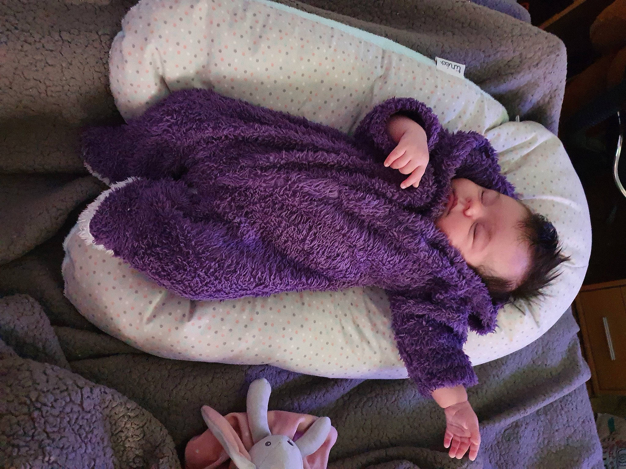 Kessy a rejoint le concours — aidez-le/la à gagner de superbes lots ! arm, baby, baby_sleeping, baby_toddler_clothing, cheek, child, comfort, finger, hand, head, human_body, lap, leg, mouth, person, pink, purple, skin, textile, toddler