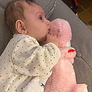 Coleen a rejoint le concours — aidez-le/la à gagner de superbes lots ! baby, infant, plush_toy, pink_bear, couch, onesie, polka_dot, cuddle, close_up, profile, gaze, small_hand, soft_texture, nursery, cozy, indoor, sleepy, portrait, button_detail, fabric