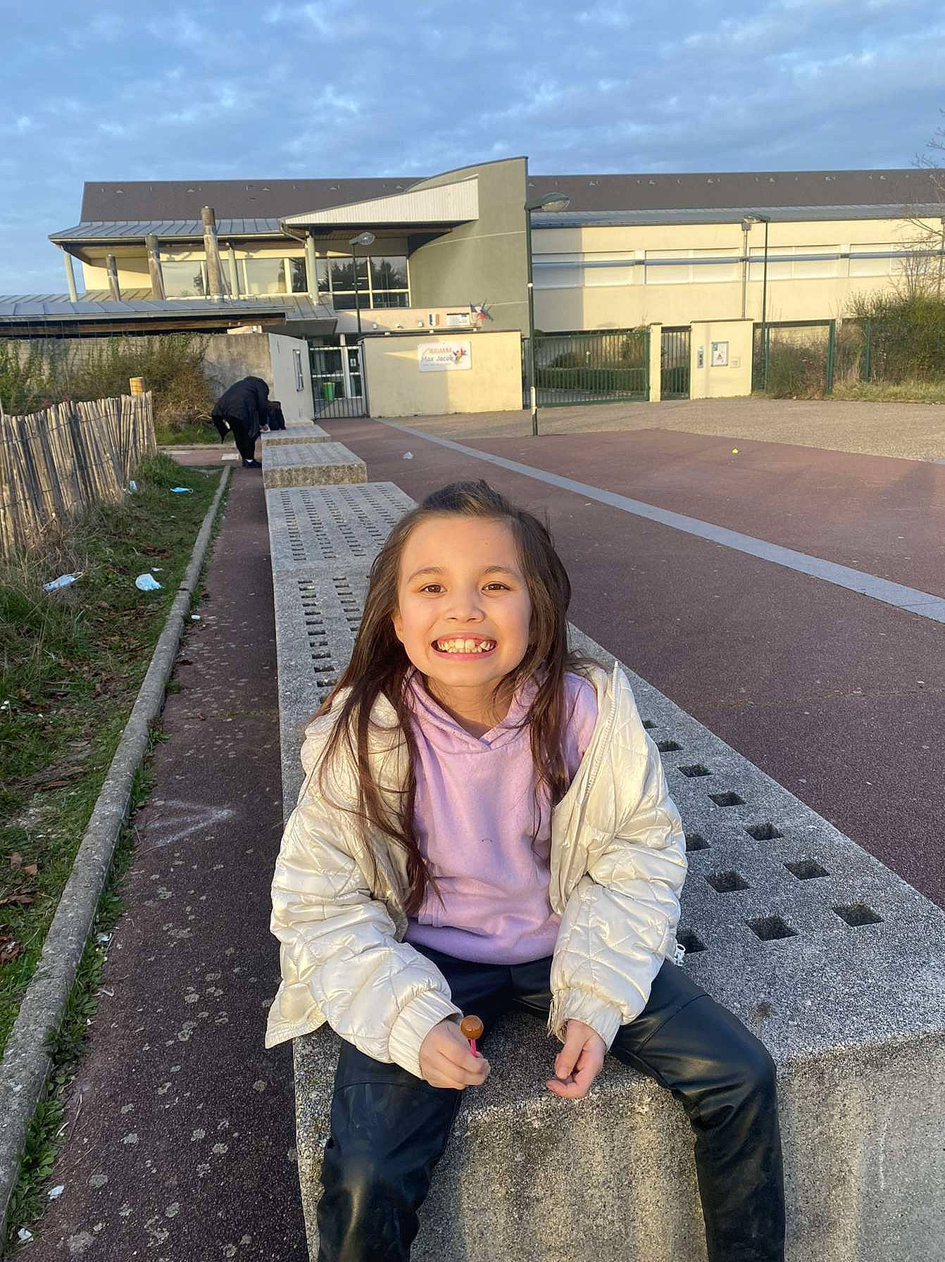 Naomi participe au concours pour gagner de l'argent avec cette photo : asphalt, child, city, denim, fun, grass, happy, joy, leisure, person, portrait_photography, recreation, road, road_surface, sitting, sky, smile, toddler, tourism, travel