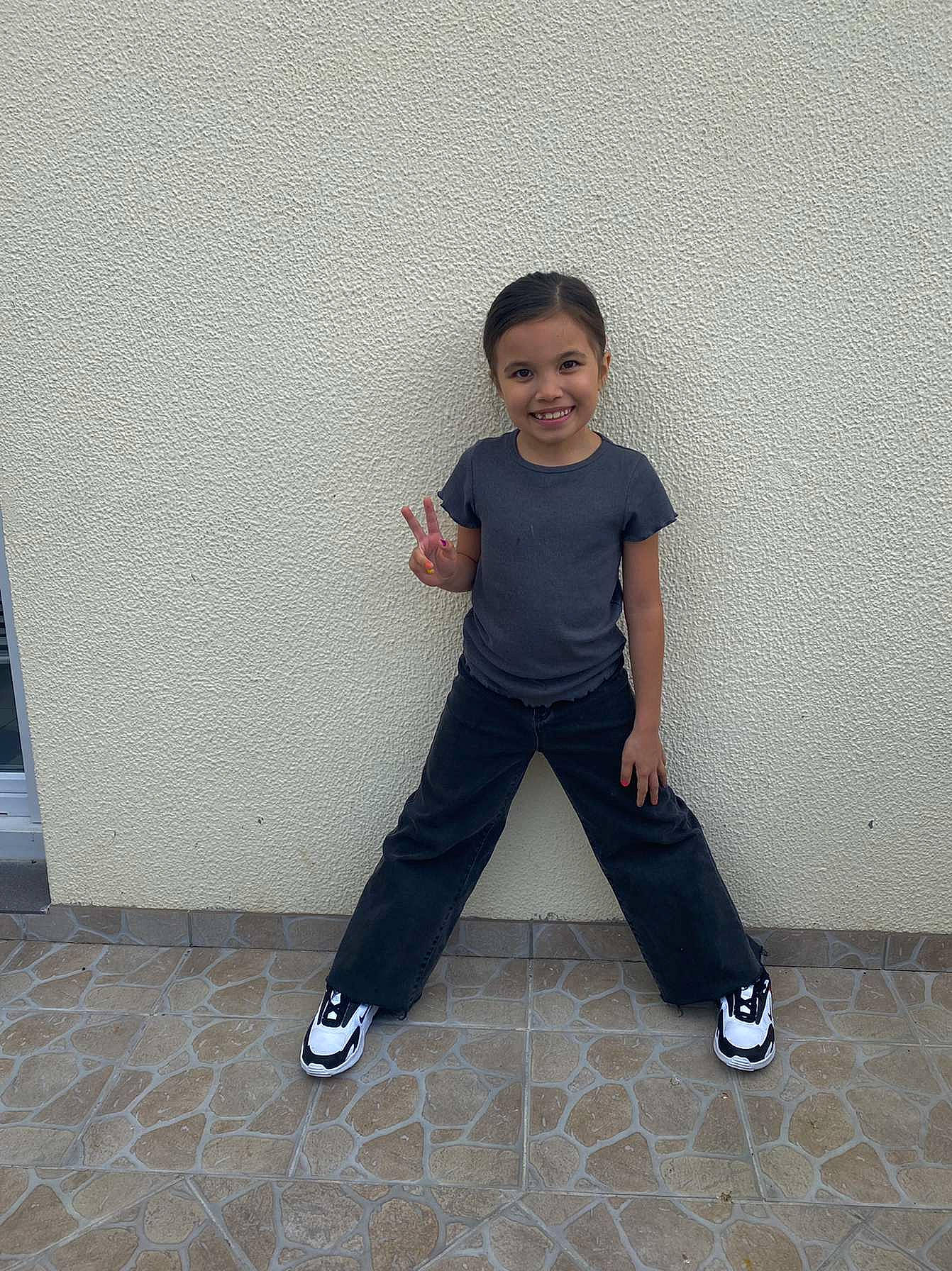 Naomi participe au concours pour gagner de l'argent avec cette photo : arm, balance, clothing, composite_material, electric_blue, floor, flooring, happy, head, human_body, human_leg, joy, knee, leg, pattern, person, shoulder, sleeve, smile, sportswear