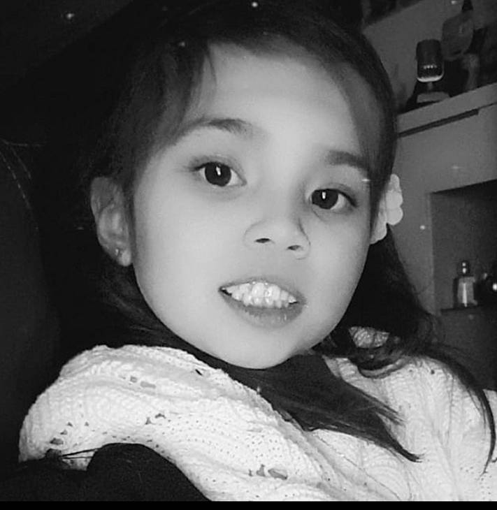 Naomi a rejoint le concours — aidez-le/la à gagner de superbes lots ! bangs, black_and_white, cheek, ear, eye, eyebrow, eyelash, flash_photography, fun, happy, iris, jaw, lip, long_hair, monochrome, monochrome_photography, mouth, nose, person, smile