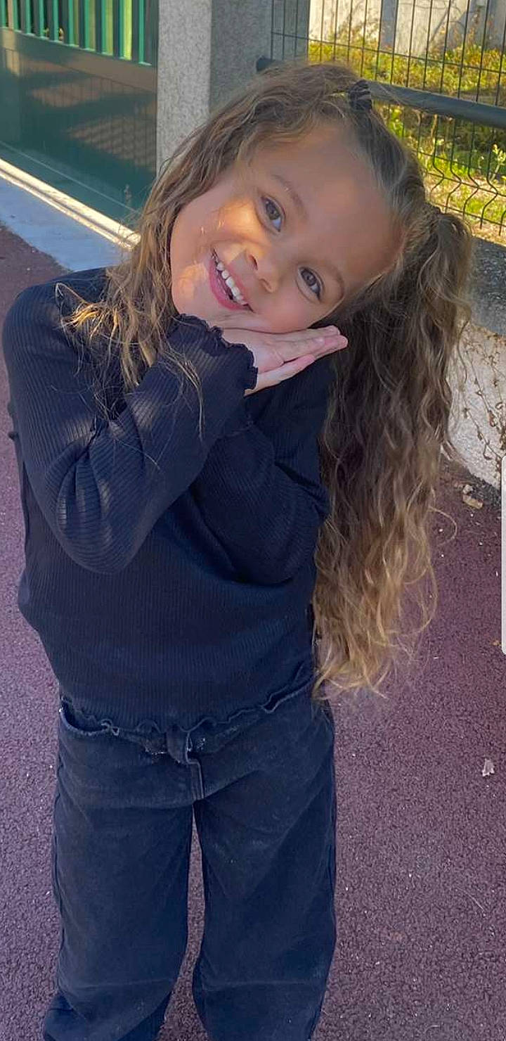 Thalia a rejoint le concours — aidez-le/la à gagner de superbes lots ! beard, blond, cool, denim, electric_blue, facial_expression, flash_photography, fun, gesture, hair, hairstyle, happy, head, jeans, joy, layered_hair, lip, long_hair, person, plant