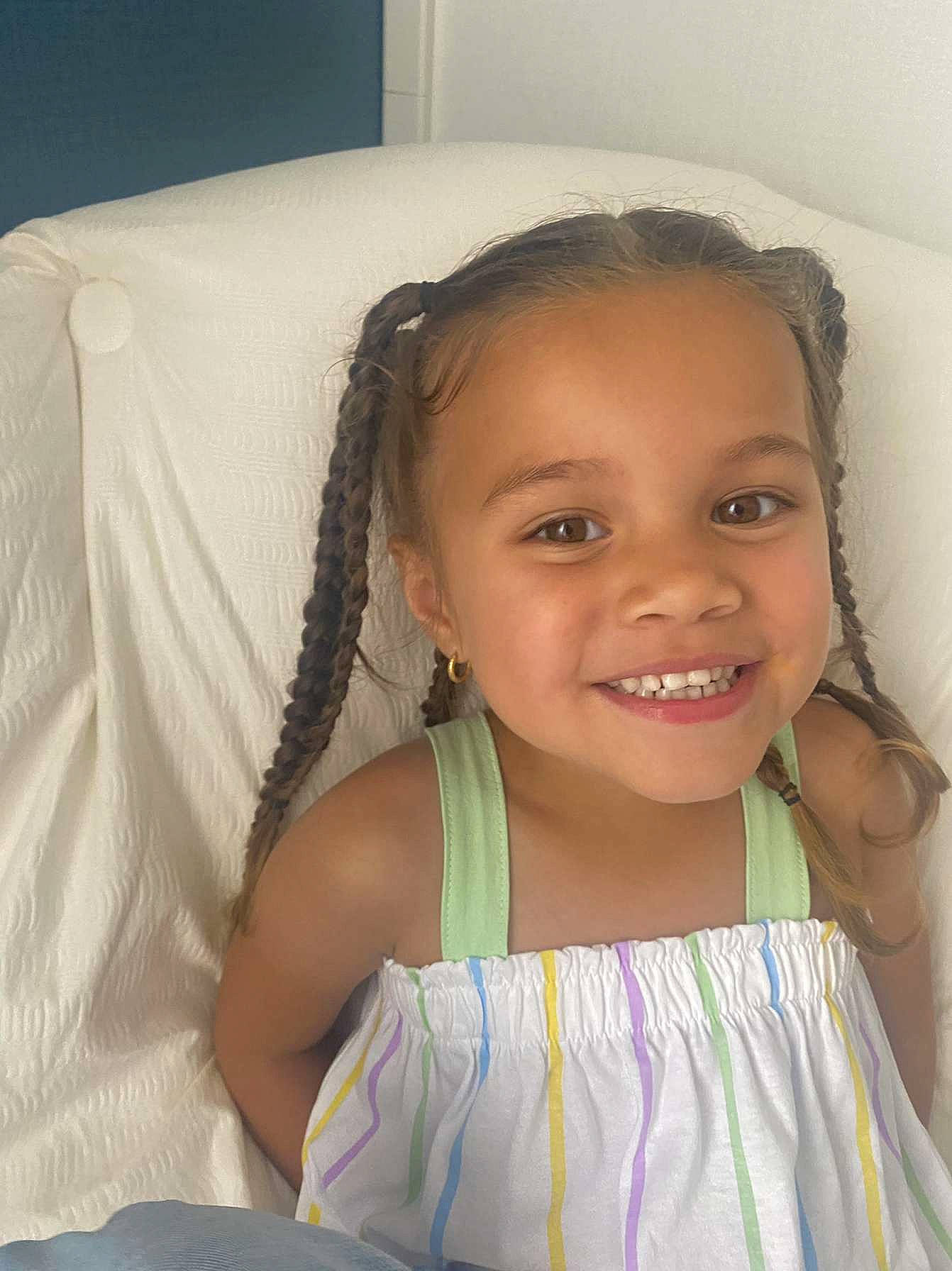 Thalia participe au concours pour gagner de l'argent avec cette photo : black_hair, cheek, chest, child, comfort, eye, eyebrow, eyelash, face, forehead, fun, happy, human_body, iris, joy, long_hair, neck, nose, person, skin