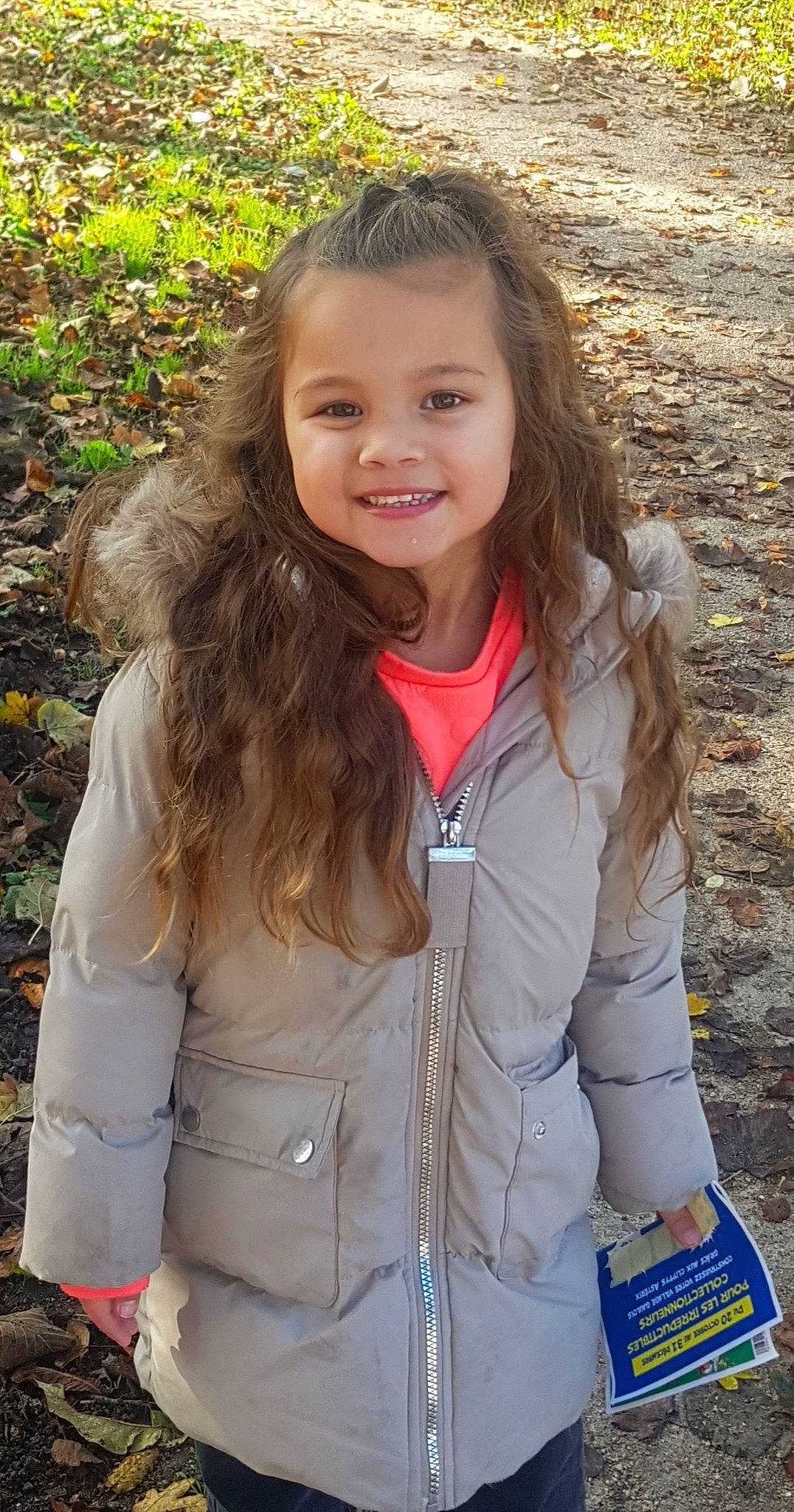 Thalia a rejoint le concours — aidez-le/la à gagner de superbes lots ! clothing, face, facial_expression, fashion, grass, hair, hairstyle, happy, head, iris, jacket, joy, lip, neck, outerwear, person, plant, skin, sleeve, smile