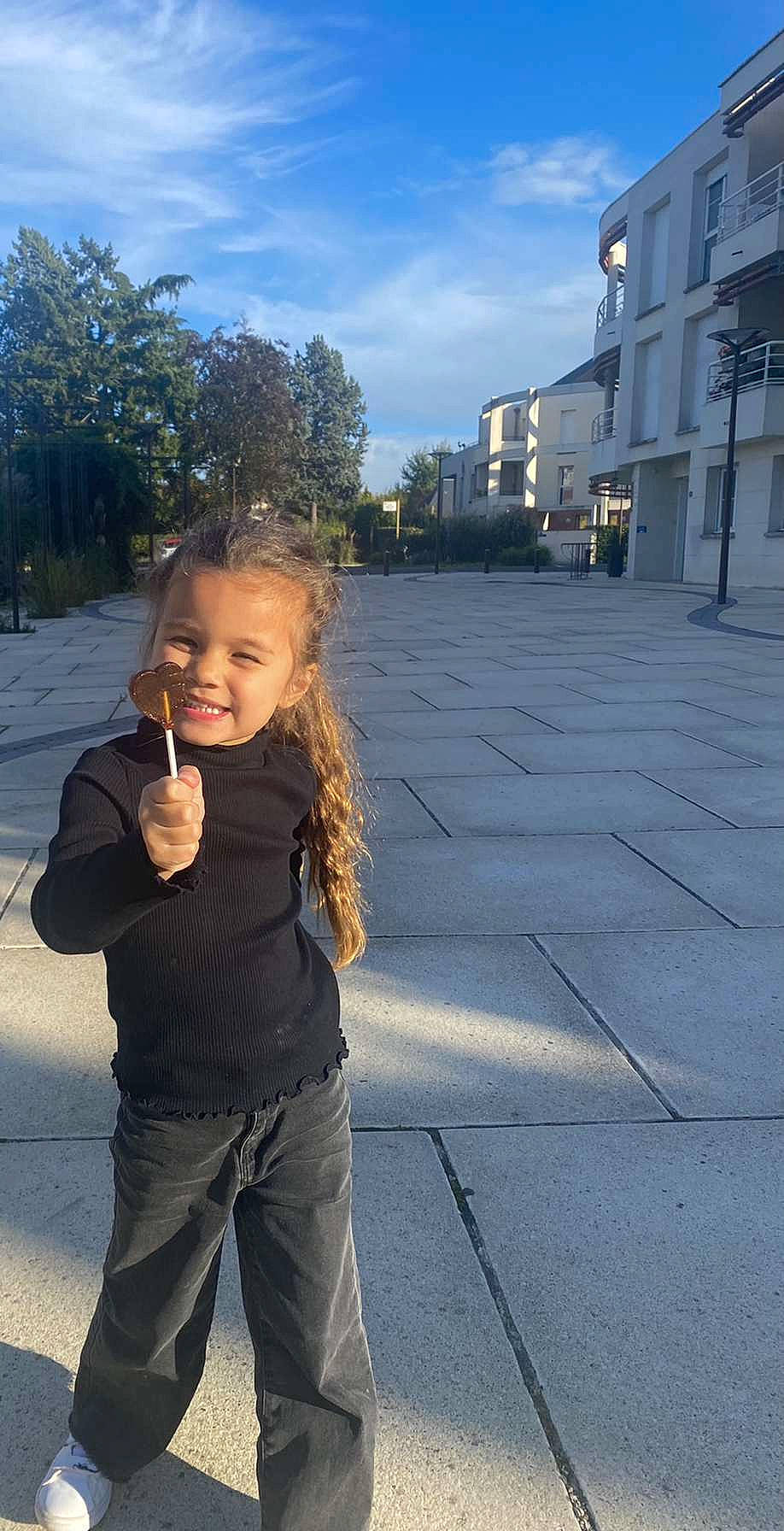 Thalia a rejoint le concours — aidez-le/la à gagner de superbes lots ! asphalt, blond, city, cloud, denim, electric_blue, flash_photography, fun, happy, joy, leisure, person, plant, road_surface, sidewalk, sky, standing, tints_and_shades, toddler, travel