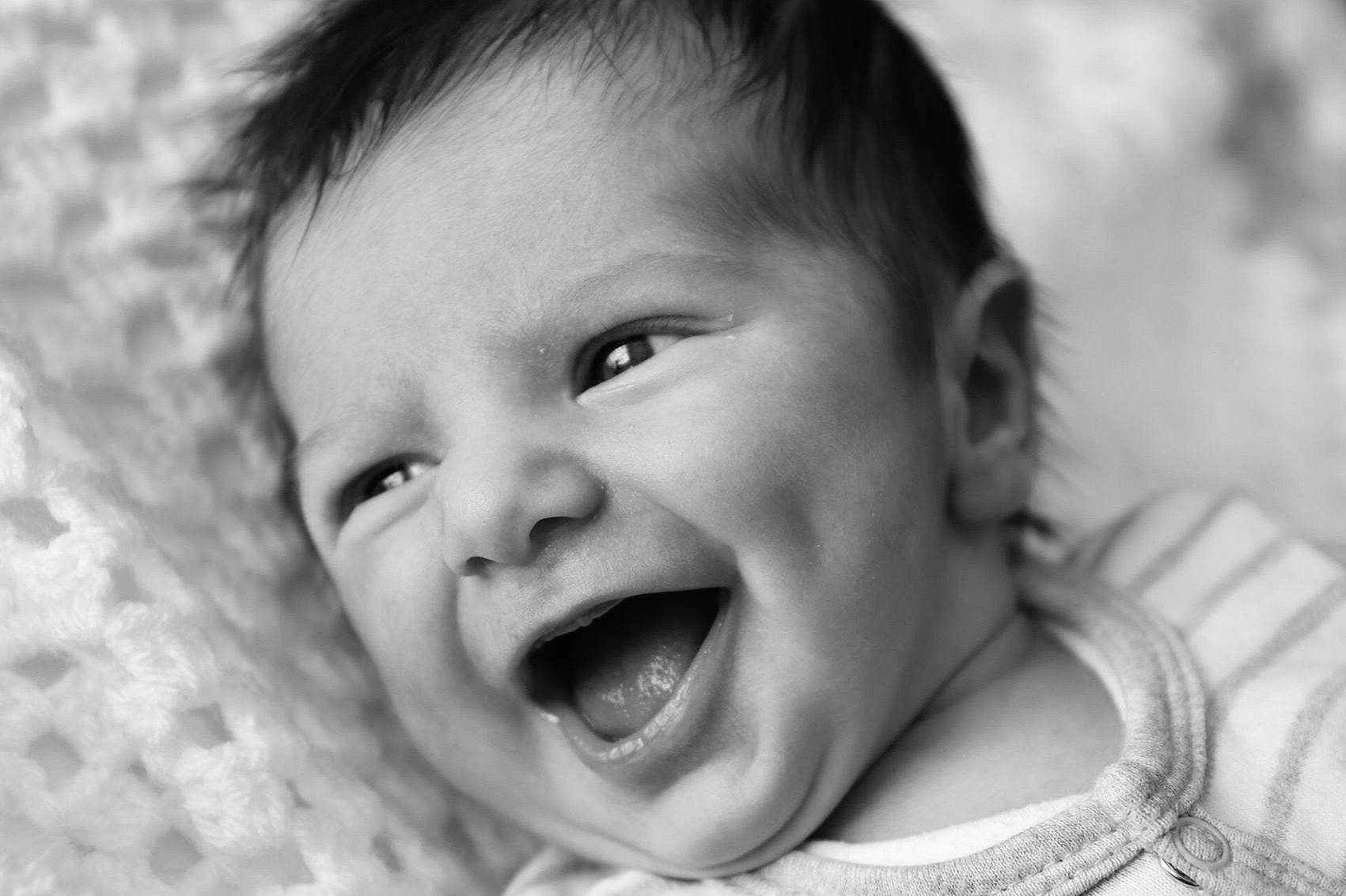 Ezio participe au concours pour gagner de l'argent avec cette photo : black, black_and_white, cheek, chin, ear, eye, eyebrow, flash_photography, gesture, happy, human_body, iris, jaw, lip, mouth, nose, organ, person, skin, smile