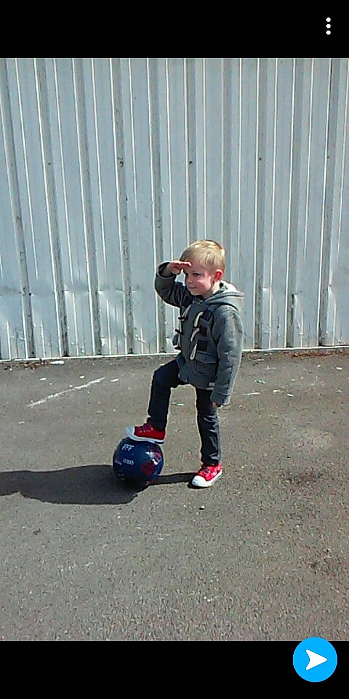 Aurelien a rejoint le concours — aidez-le/la à gagner de superbes lots ! asphalt, blue, child, footwear, freebord, fun, kick_scooter, person, play, product, recreation, shoe, skateboarding_equipment_and_supplies, sports_equipment, standing, toddler, vehicle