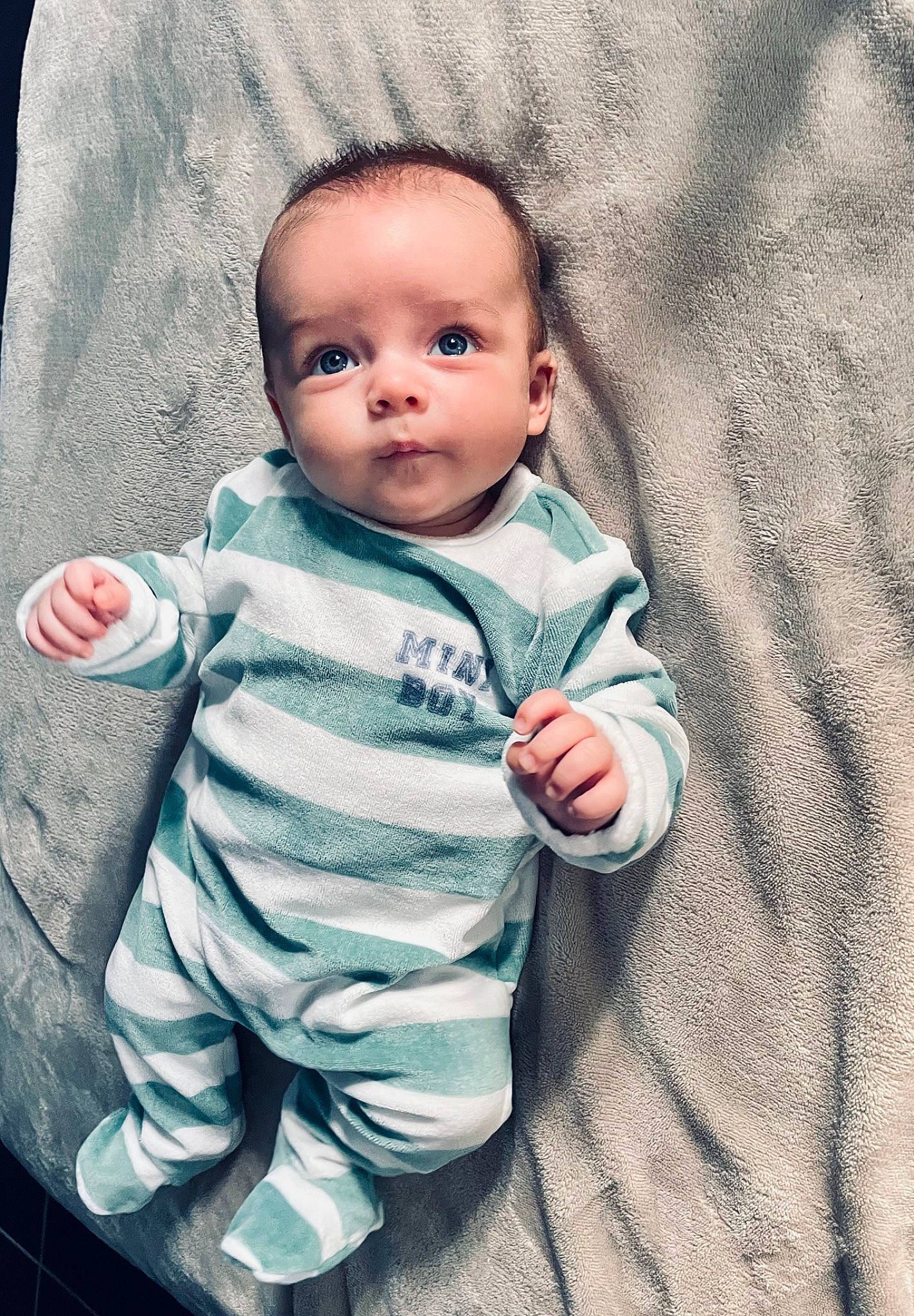 Louka participe au concours pour gagner de l'argent avec cette photo : arm, baby, baby_toddler_clothing, cheek, child, chin, eye, face, flash_photography, gesture, grass, grey, happy, linens, person, product, skin, sleeve, standing, toddler