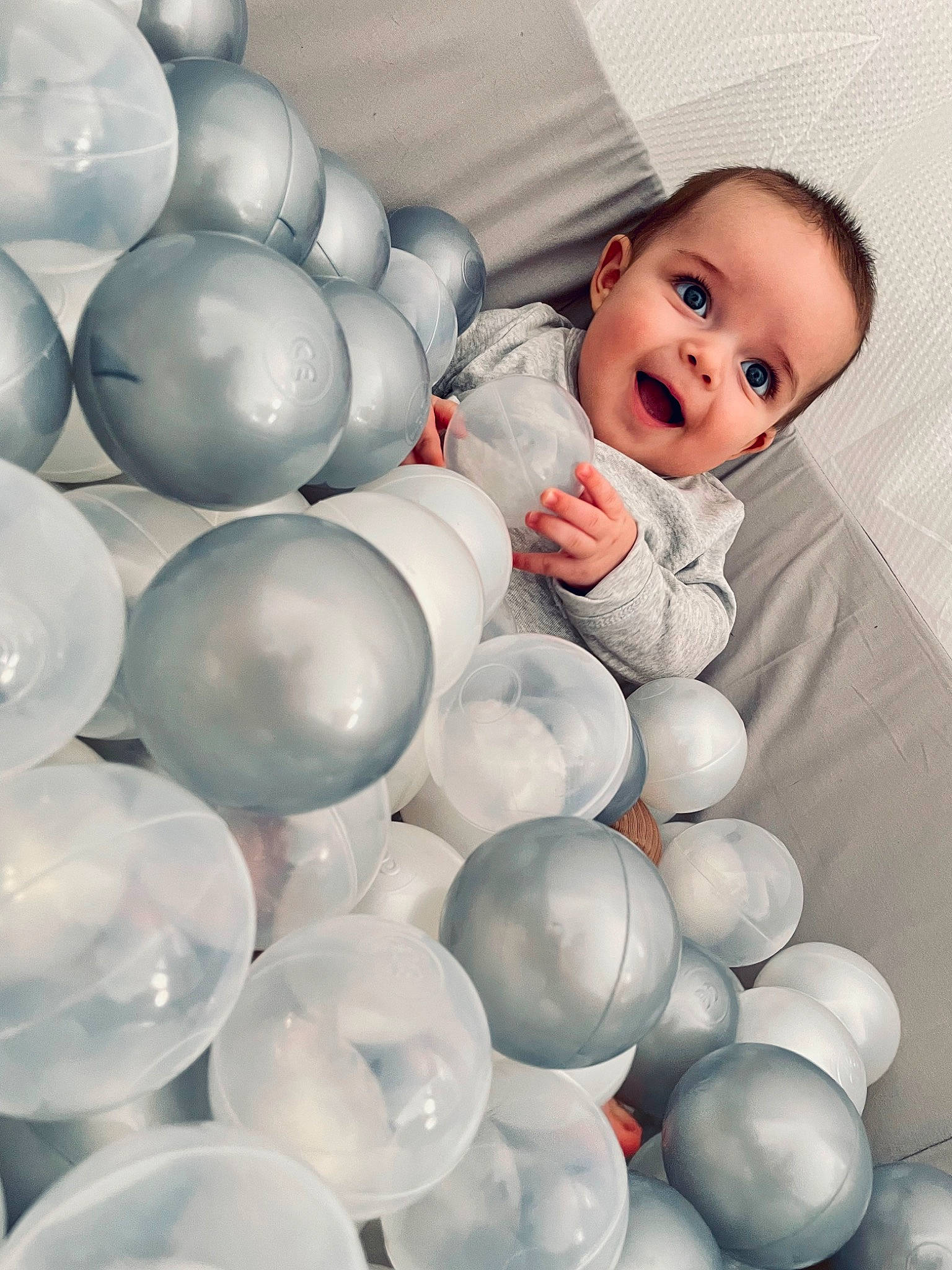 Louka participe au concours pour gagner de l'argent avec cette photo : azure, baby, baby_toddler_clothing, balloon, beauty, circle, comfort, electric_blue, event, font, fun, happy, illustration, party_supply, person, product, smile, stock_photography, toddler, toy