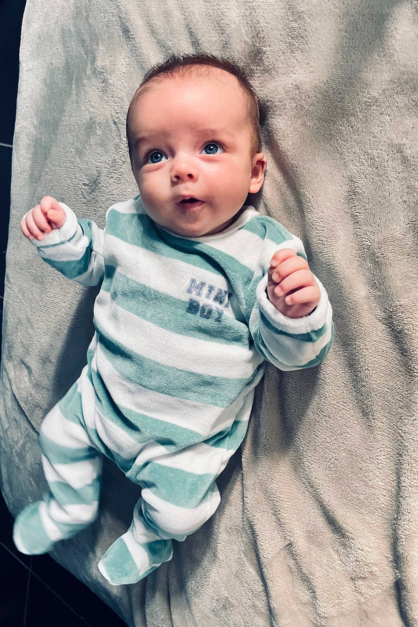 Louka participe au concours pour gagner de l'argent avec cette photo : arm, baby, baby_toddler_clothing, cheek, comfort, eye, flash_photography, gesture, grass, grey, happy, iris, linens, lip, nose, outerwear, person, skin, sleeve, textile